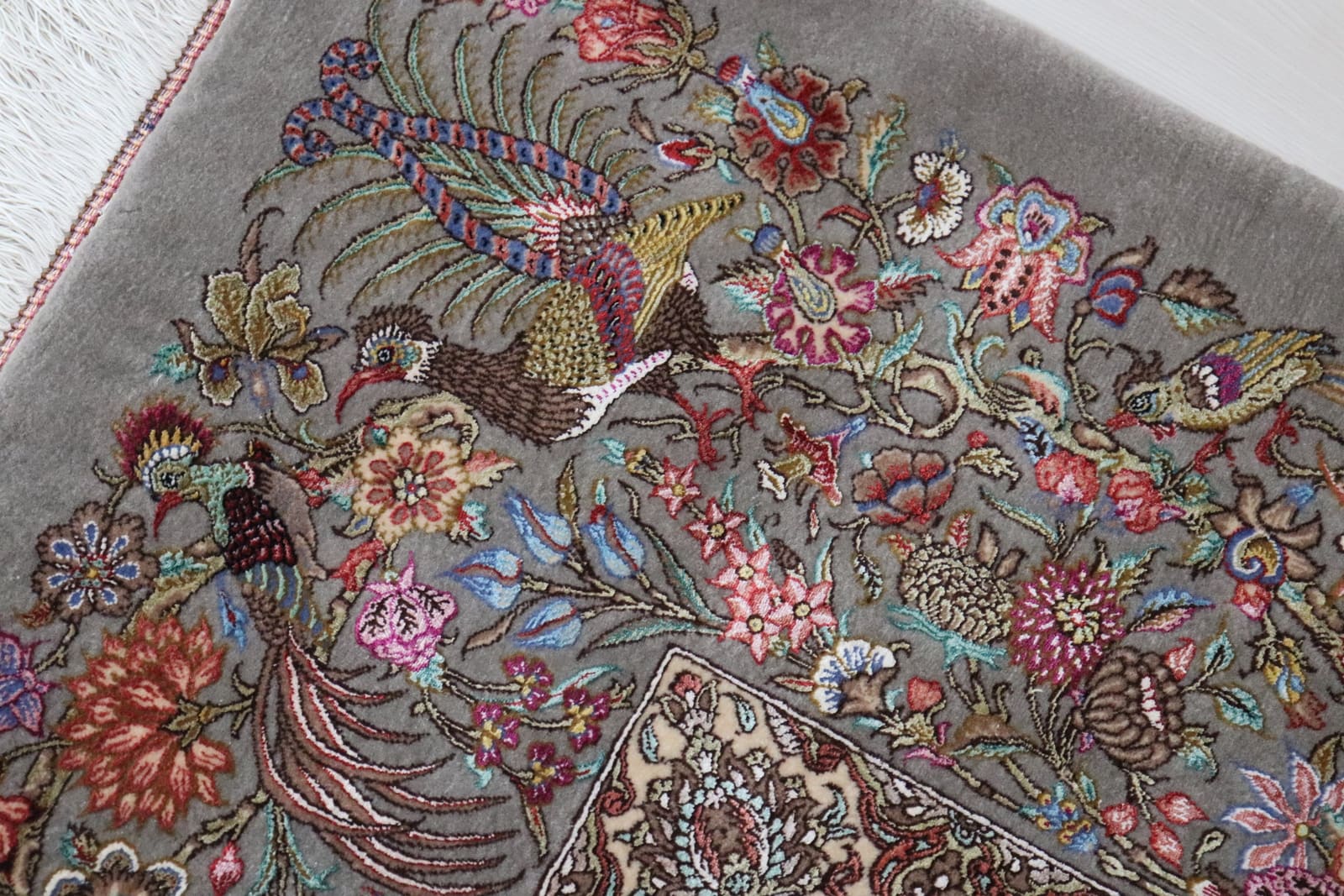 孔雀柄(Tavus) — 華やかな尾羽と花が織り込まれた絵画絨毯