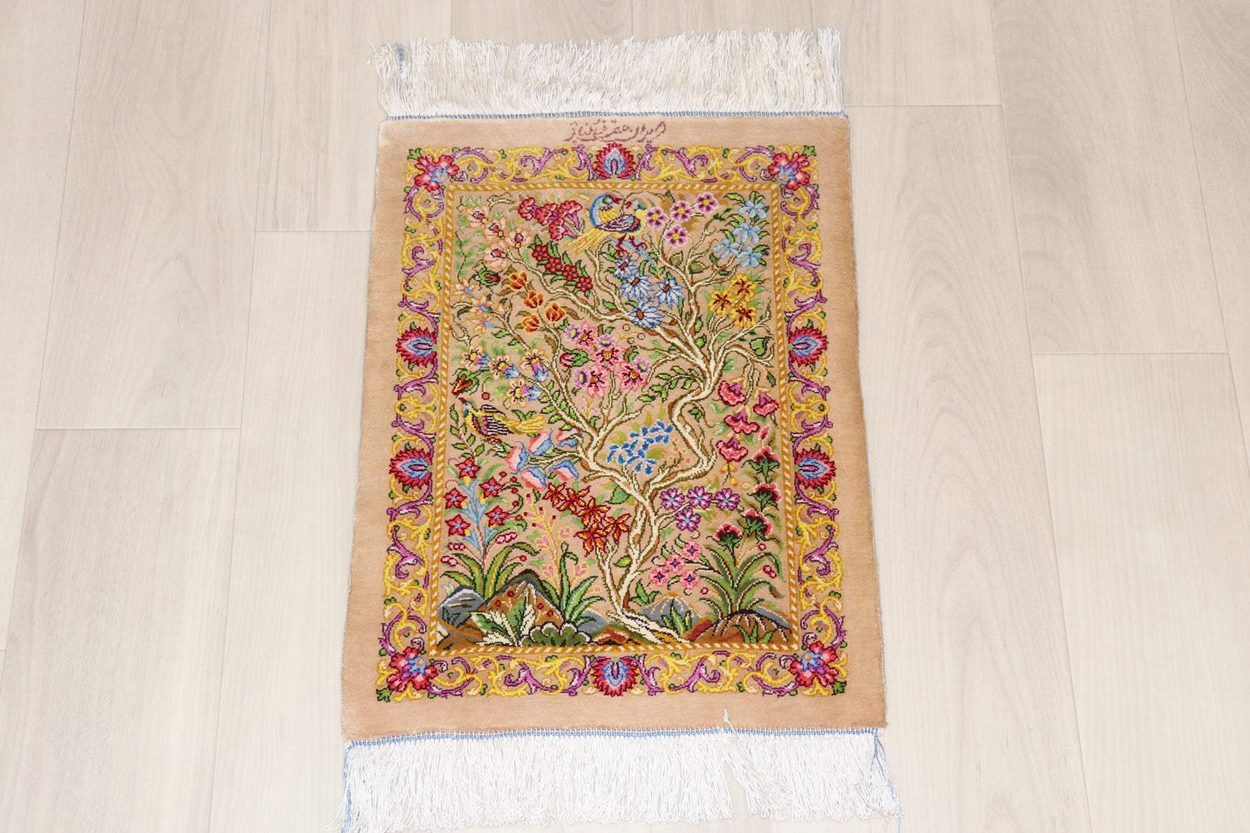 ペルシャ絨毯 クム産 シルク100% ミニサイズ 生命の樹×華やかな自然モチーフ プレゼントとして最適