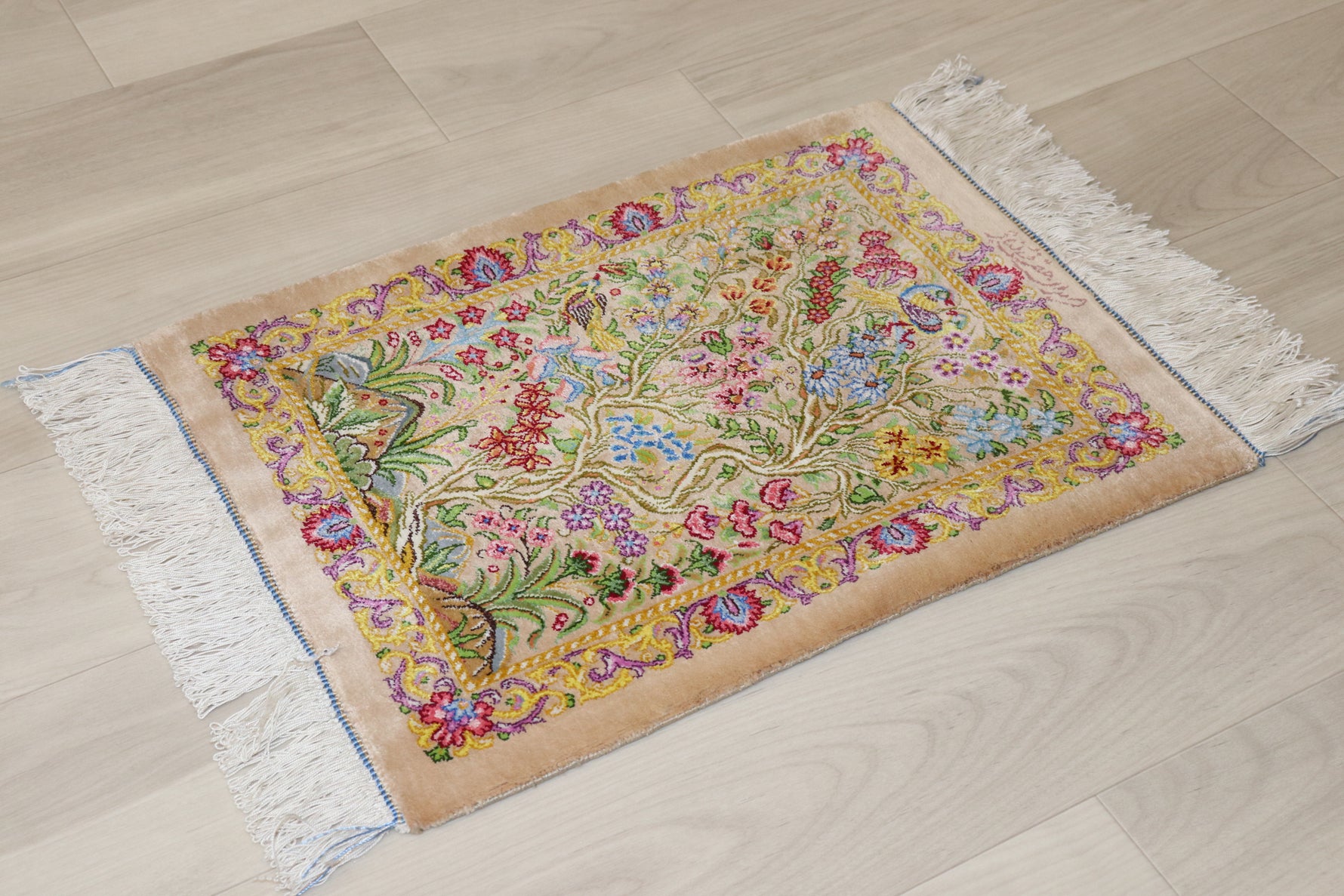 ペルシャ絨毯 クム産 シルク100% ミニサイズ 生命の樹×華やかな自然モチーフ プレゼントとして最適