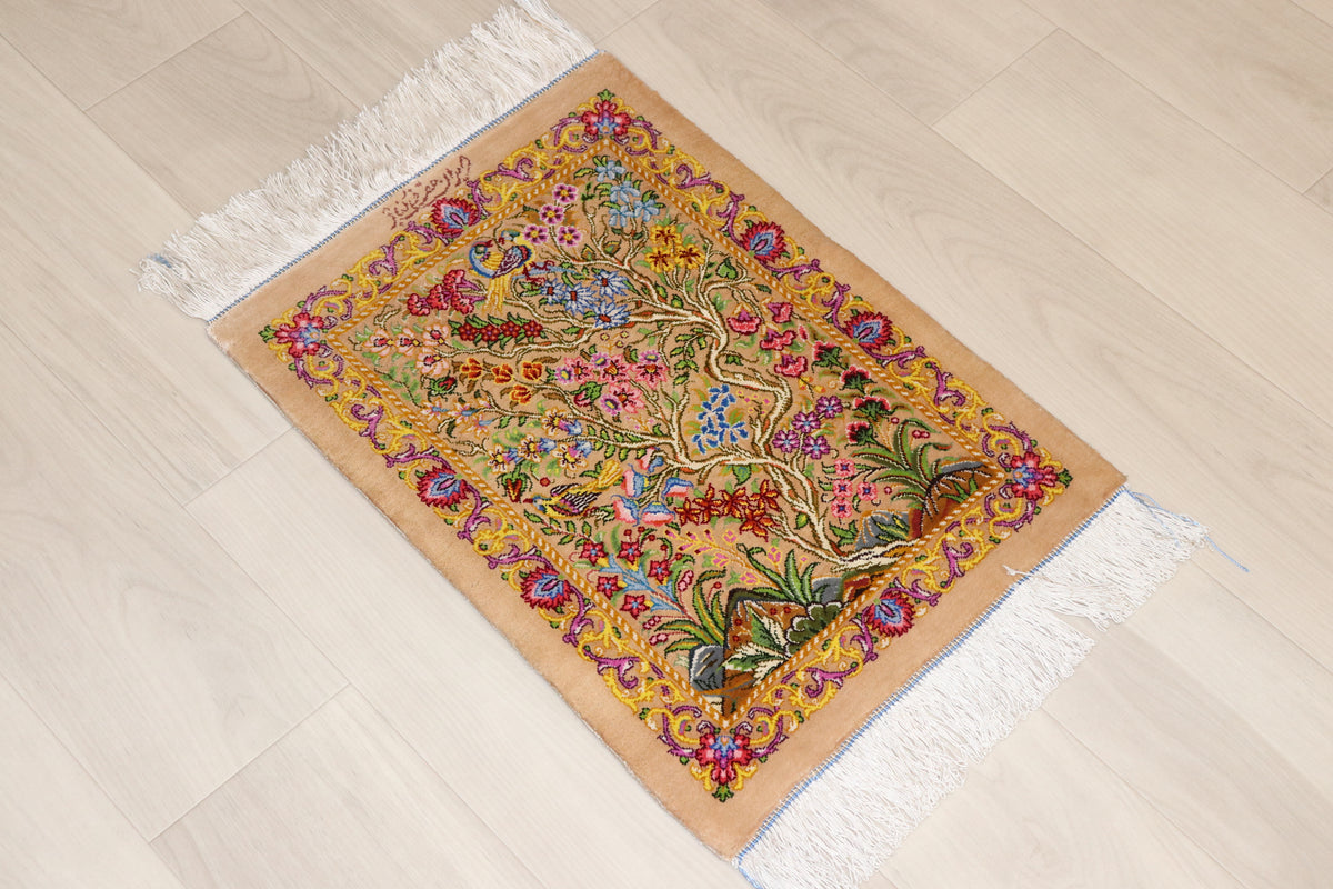 ペルシャ絨毯 クム産 シルク100% ミニサイズ 生命の樹×華やかな自然モチーフ プレゼントとして最適