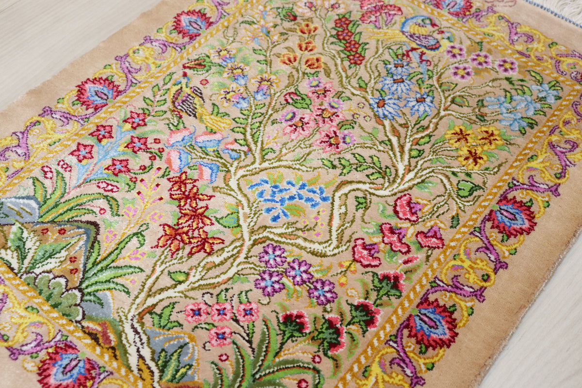 ペルシャ絨毯 クム産 シルク100% ミニサイズ 生命の樹×華やかな自然モチーフ プレゼントとして最適