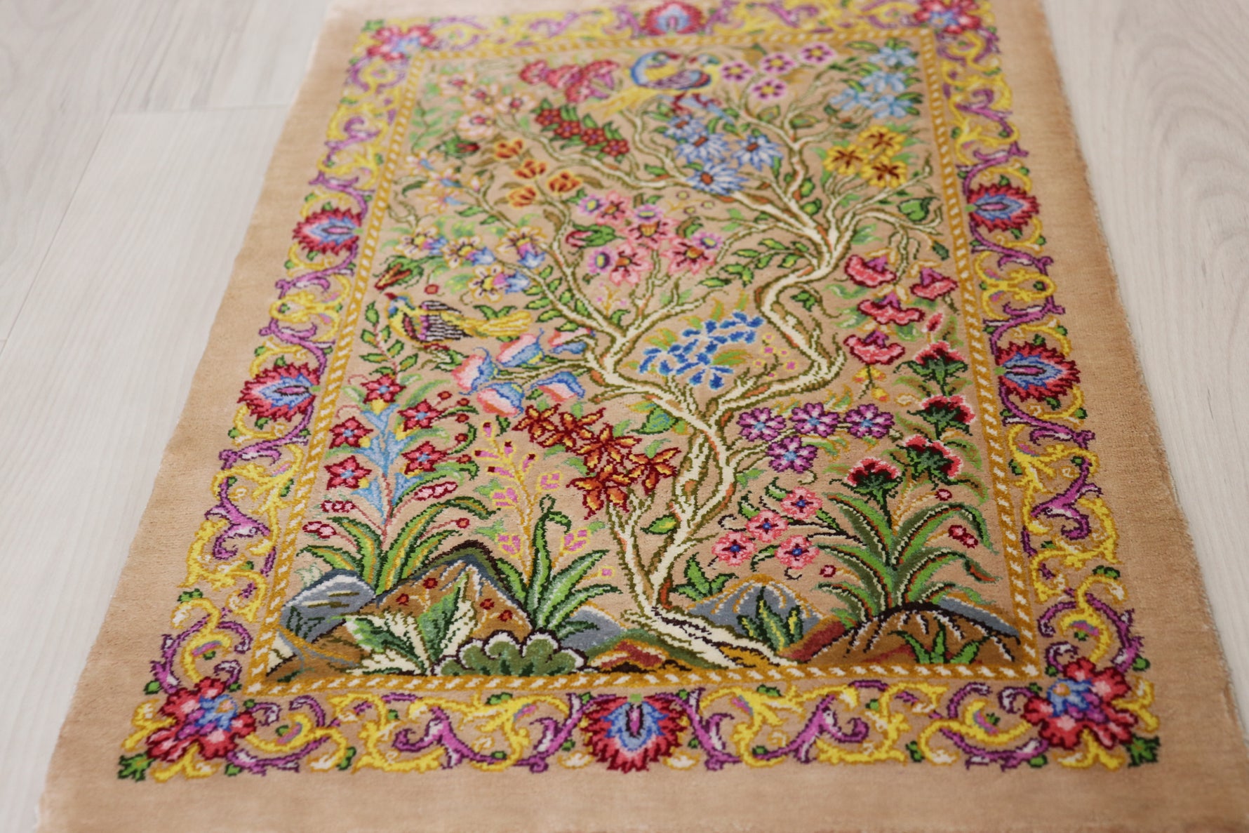 ペルシャ絨毯 クム産 シルク100% ミニサイズ 生命の樹×華やかな自然モチーフ プレゼントとして最適