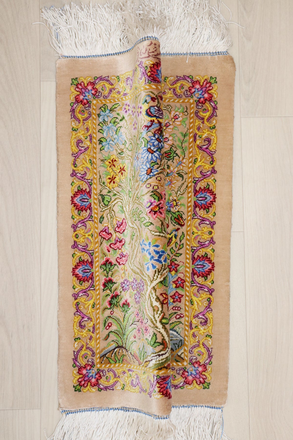 ペルシャ絨毯 クム産 シルク100% ミニサイズ 生命の樹×華やかな自然モチーフ プレゼントとして最適