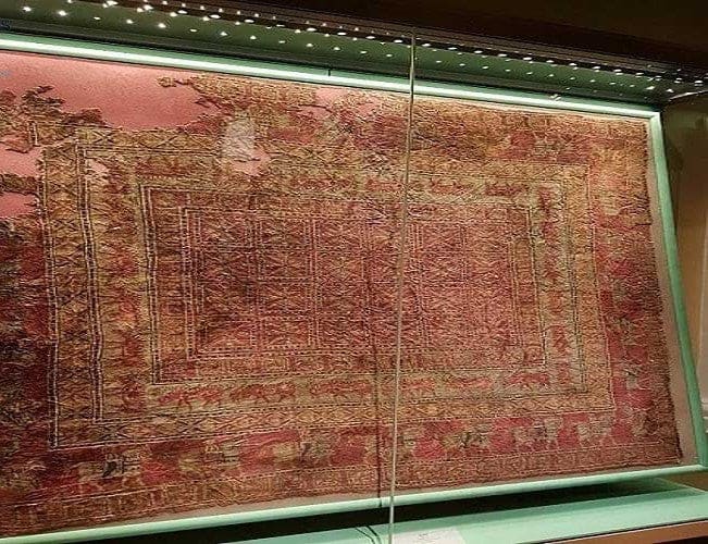 パジリク絨毯 — 紀元前5世紀、シベリアの永久凍土から発掘、エルミタージュ美術館所蔵