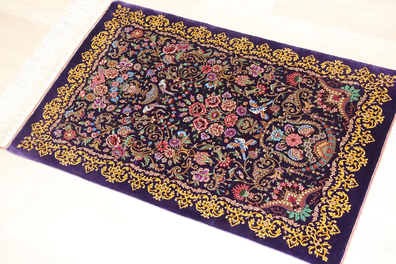 ペルシャ絨毯 クム産 シルク100% [ミルメヒディ工房] 深い紫地に咲く花模様 ID21002