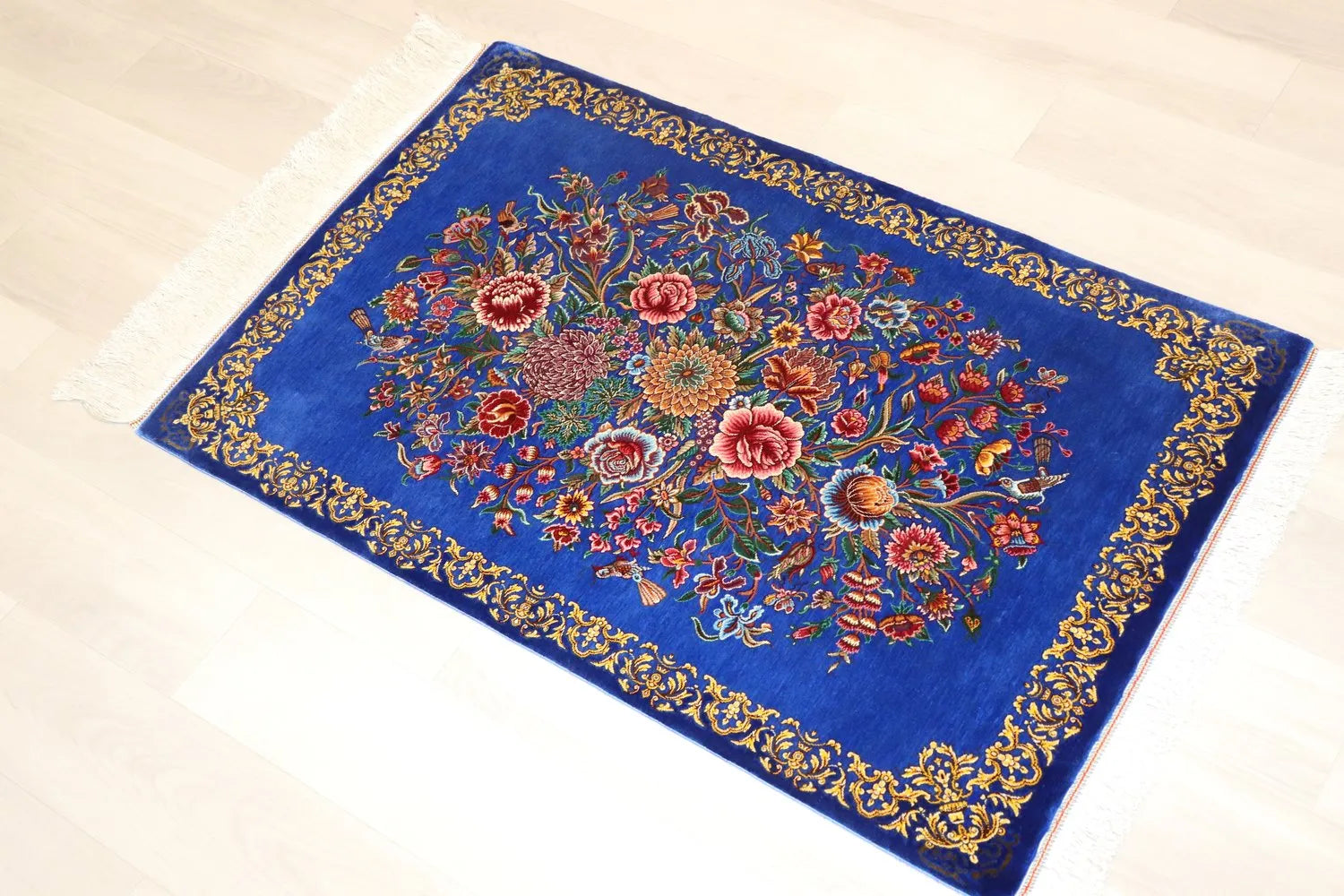 ペルシャ絨毯 クム産 シルク100% [ミルメヒディ工房] 空色ブルーに咲く優美な花束文様 ID21007