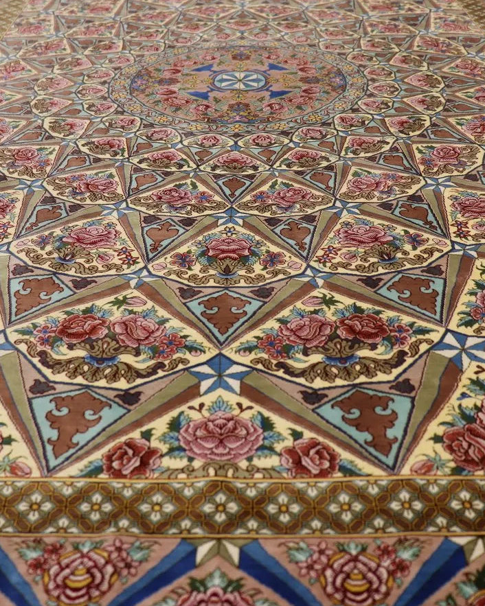 ペルシャ絨毯 クム産 シルク100% [ミルメヒディ工房] ドーム柄 暖色系ゴンバディ文様 ID22004