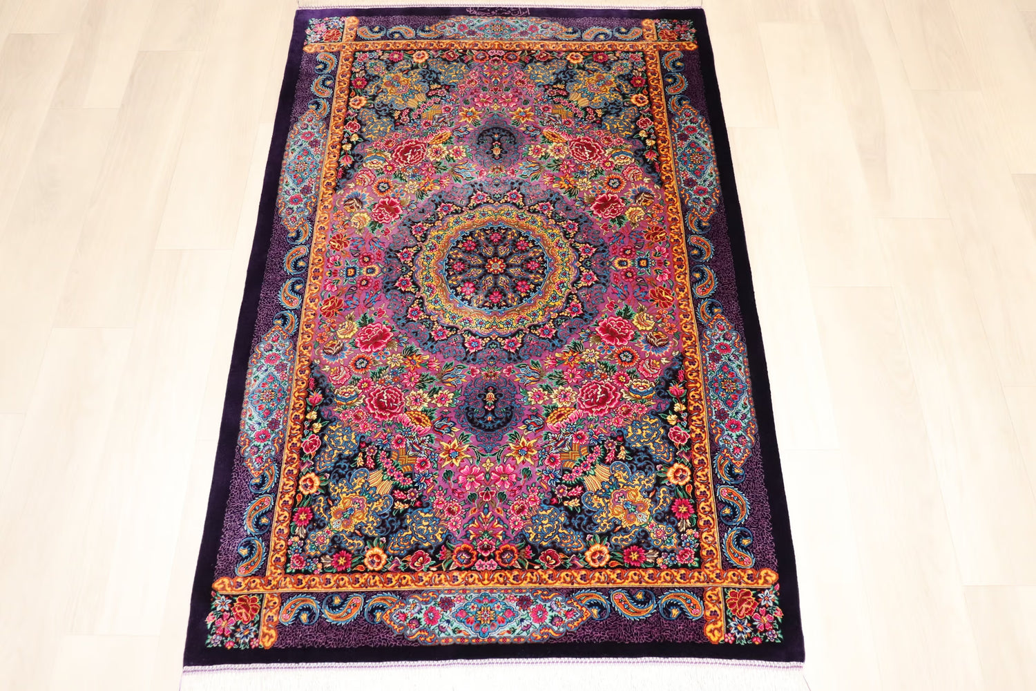 闇夜に浮かぶ、極彩色の花園 名門【プルジャハン】が描く「Golfarang」の衝撃　クム産シルク ID25017