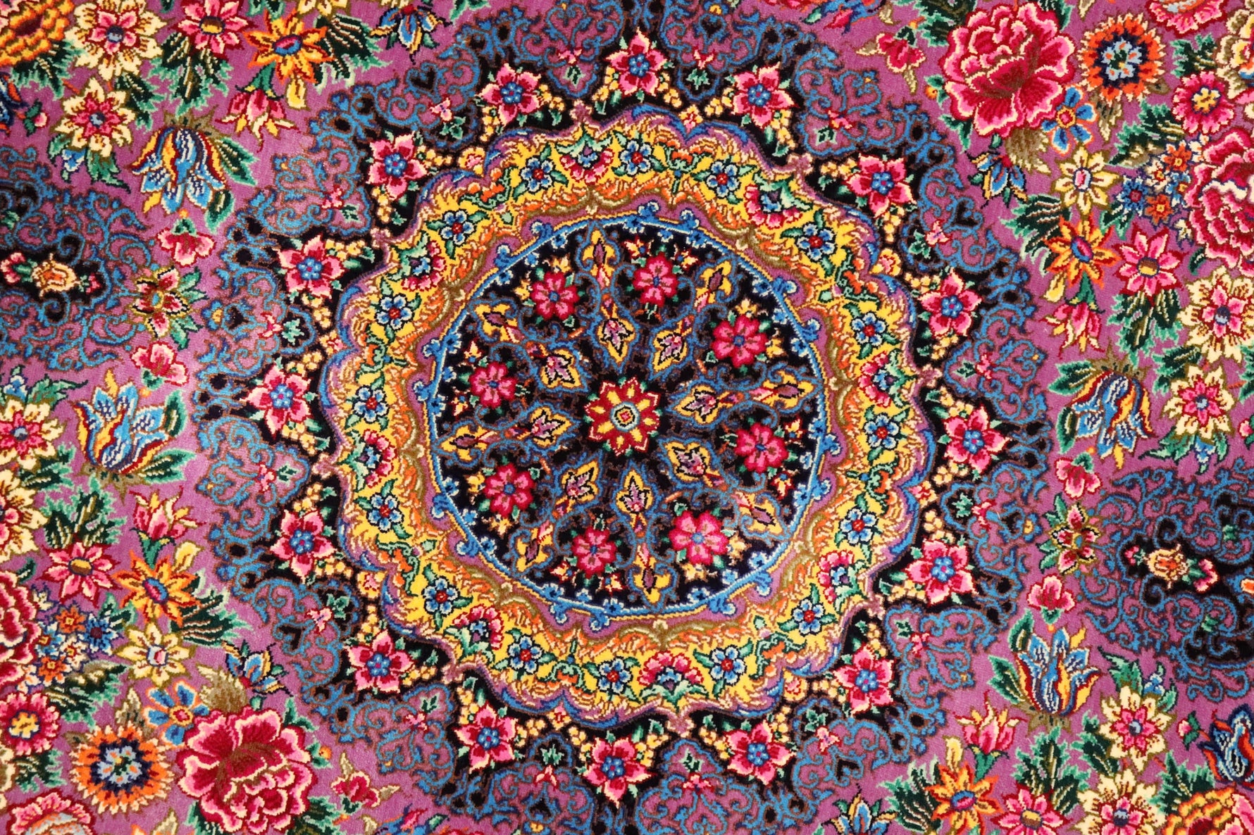 闇夜に浮かぶ、極彩色の花園 名門【プルジャハン】が描く「Golfarang」の衝撃　クム産シルク ID25017