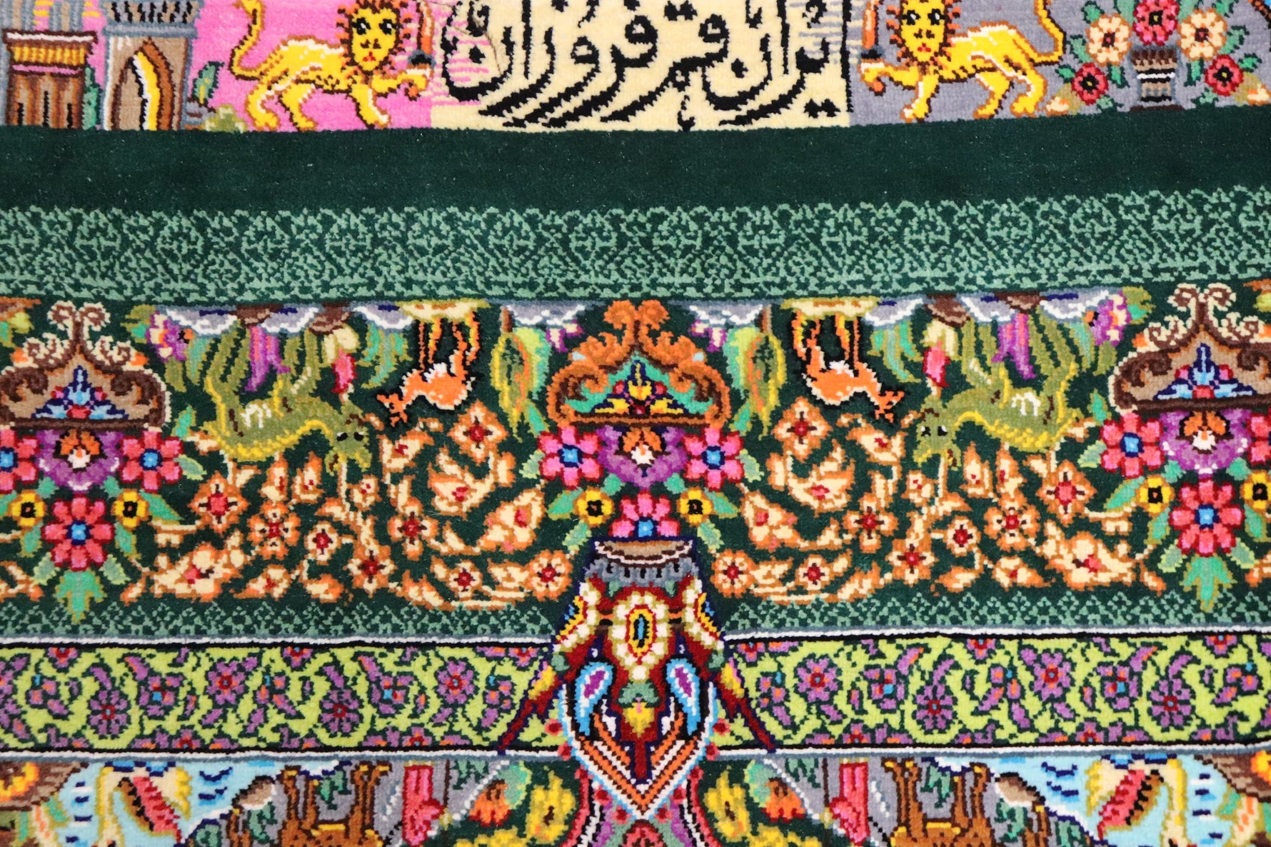 【フルザン工房】 息を呑むほど鮮やかなエメラルド 物語を紡ぐ絵画のようなメダリオン  ID25011