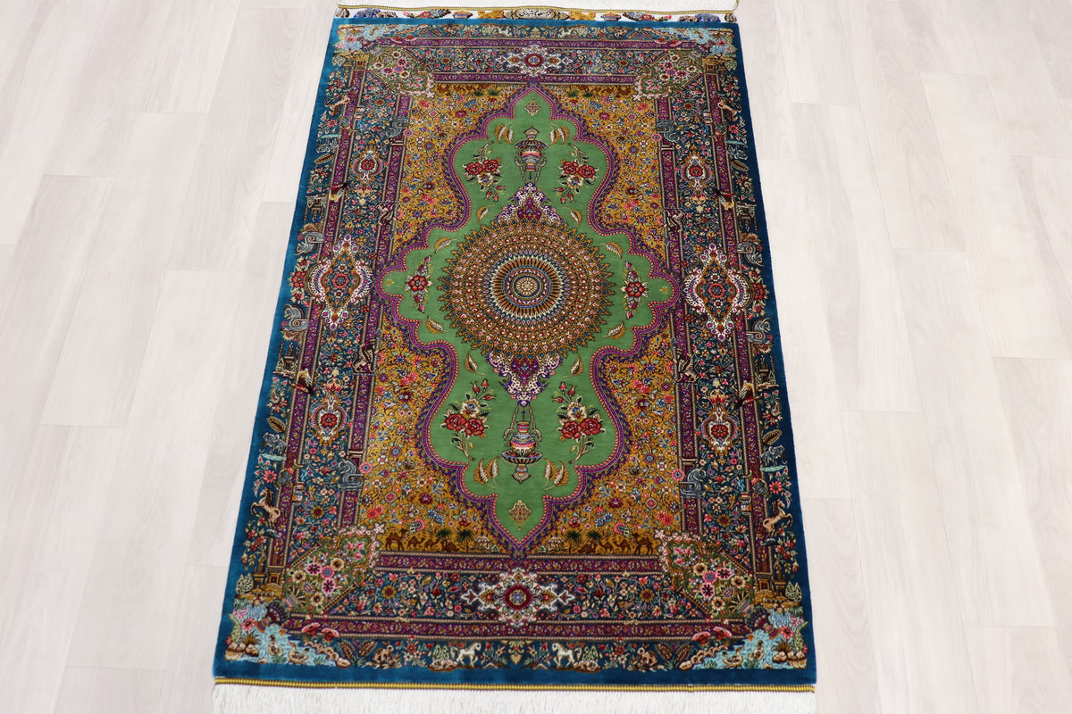 【ジャムシディ工房(マスウード)】名門が描く、黄金と緑の楽園　生命が息づく至高の一枚　クム産シルク　ID25018