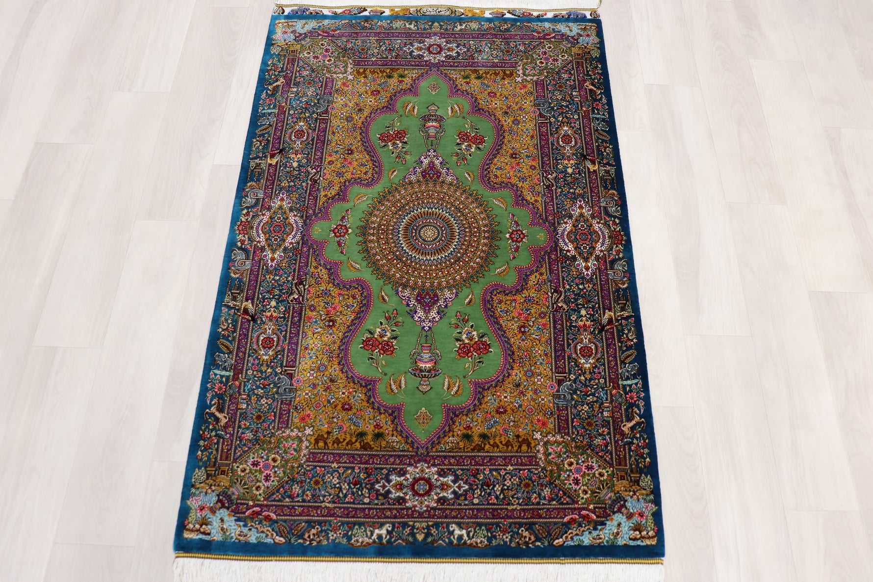 【ジャムシディ工房(マスウード)】名門が描く、黄金と緑の楽園　生命が息づく至高の一枚　クム産シルク　ID25018