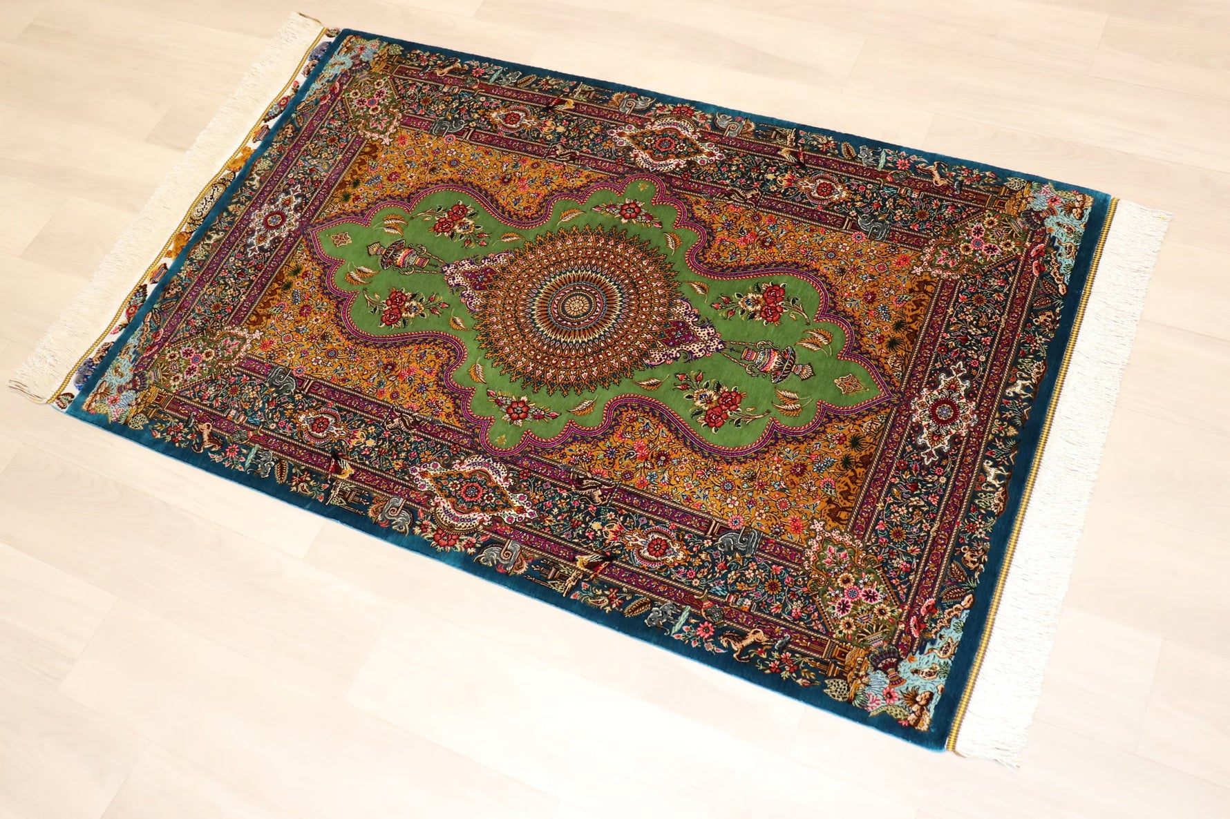 【ジャムシディ工房(マスウード)】名門が描く、黄金と緑の楽園　生命が息づく至高の一枚　クム産シルク　ID25018