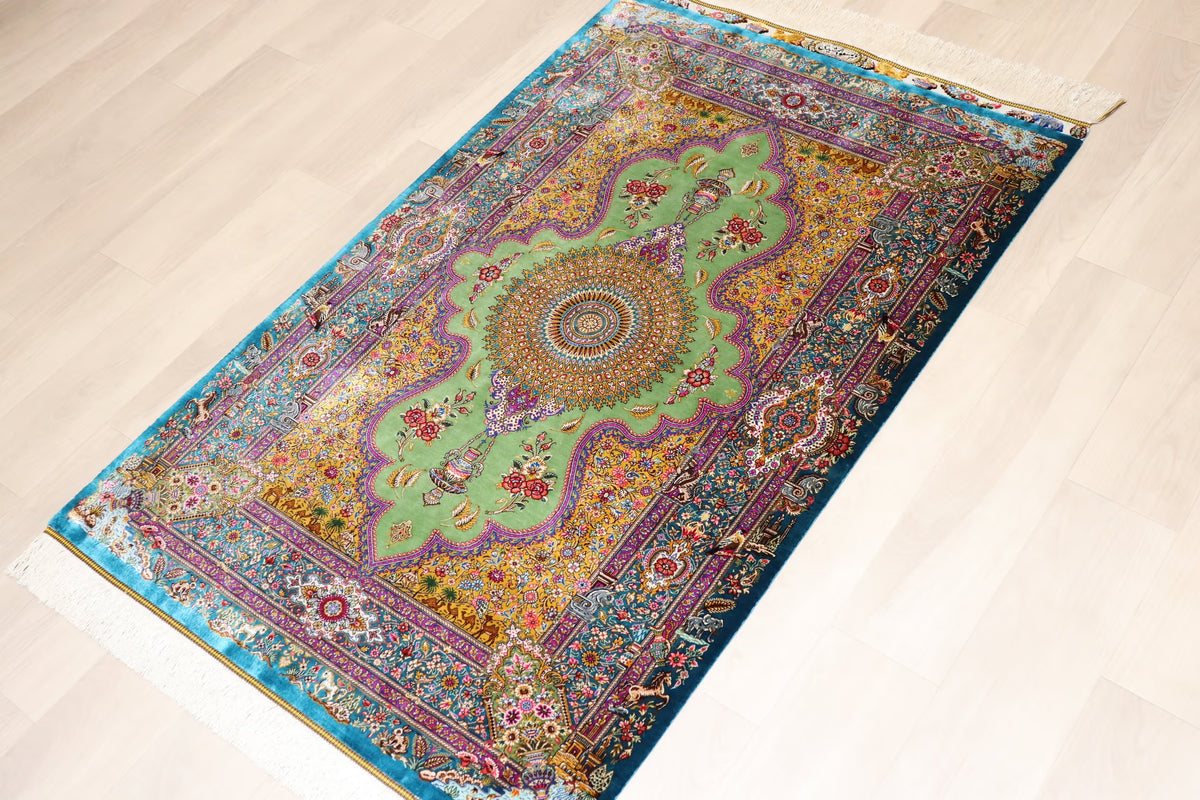 【ジャムシディ工房(マスウード)】名門が描く、黄金と緑の楽園　生命が息づく至高の一枚　クム産シルク　ID25018