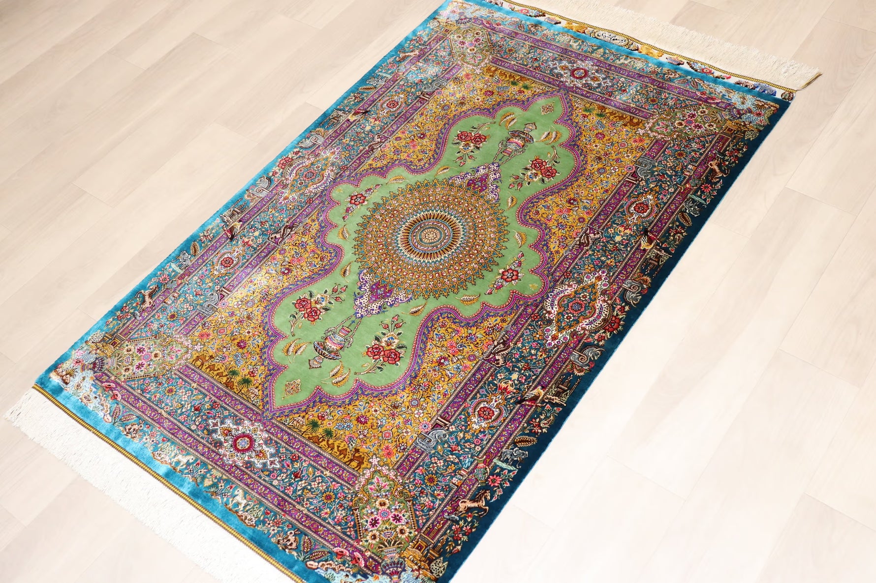 【ジャムシディ工房(マスウード)】名門が描く、黄金と緑の楽園　生命が息づく至高の一枚　クム産シルク　ID25018