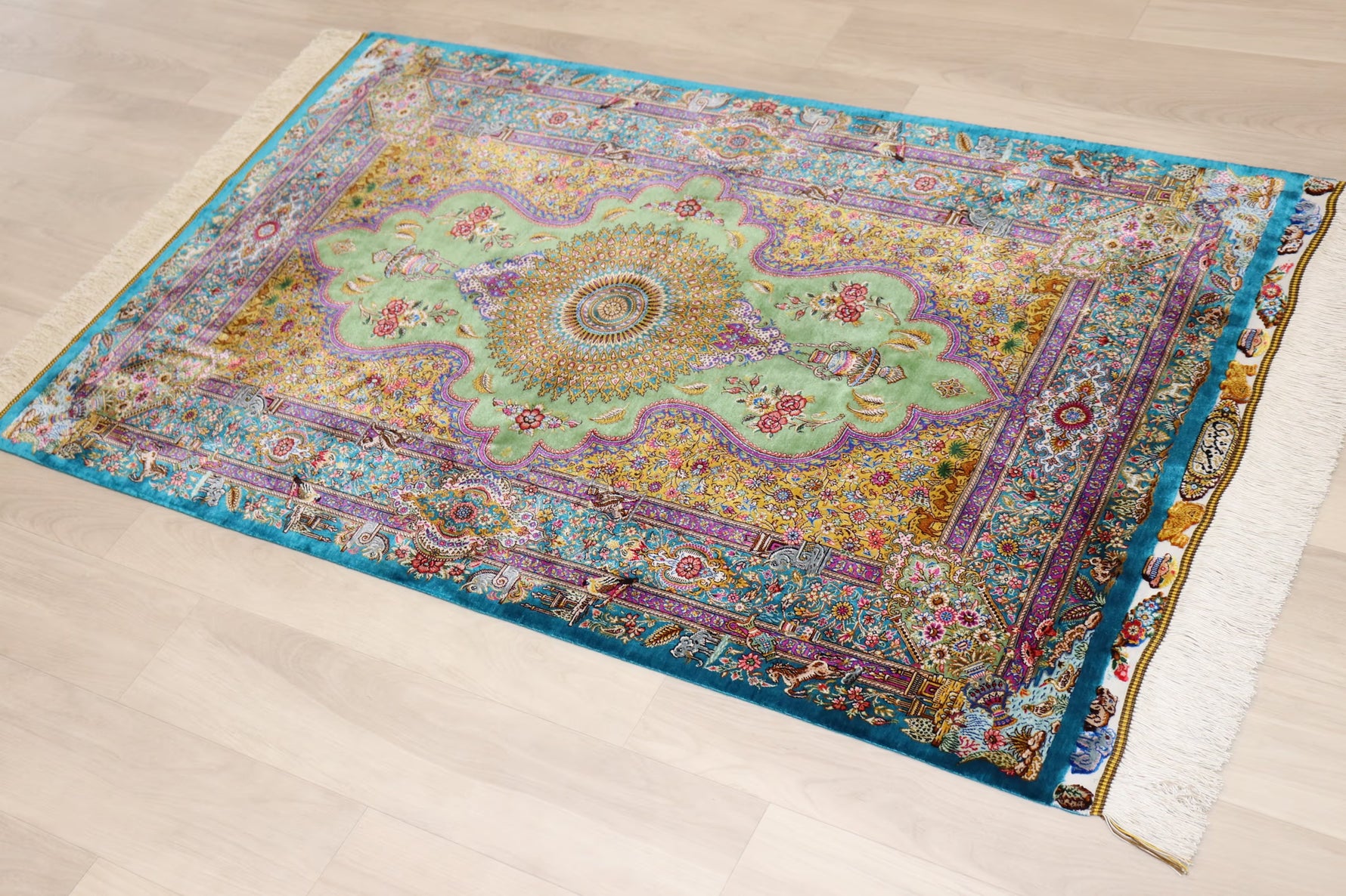 【ジャムシディ工房(マスウード)】名門が描く、黄金と緑の楽園　生命が息づく至高の一枚　クム産シルク　ID25018