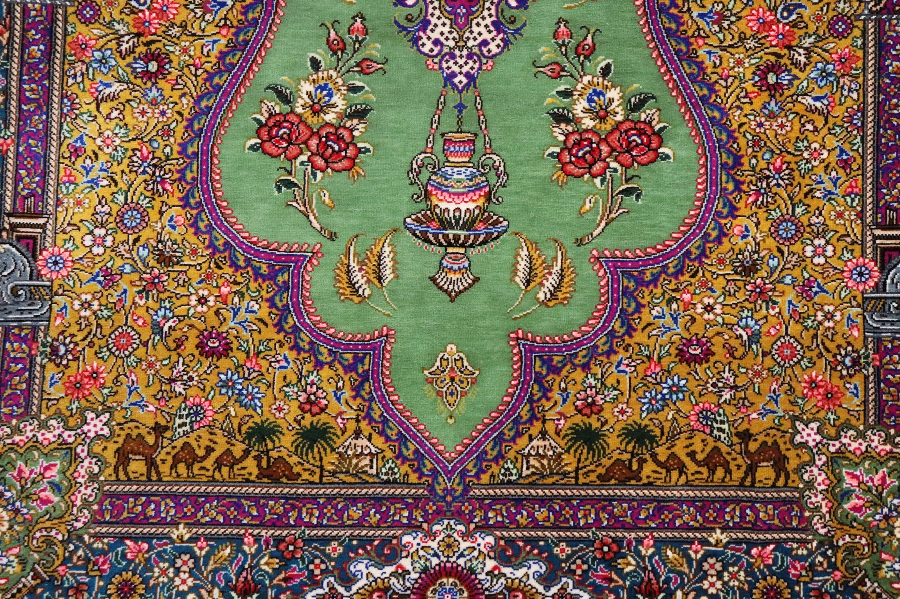 【ジャムシディ工房(マスウード)】名門が描く、黄金と緑の楽園　生命が息づく至高の一枚　クム産シルク　ID25018