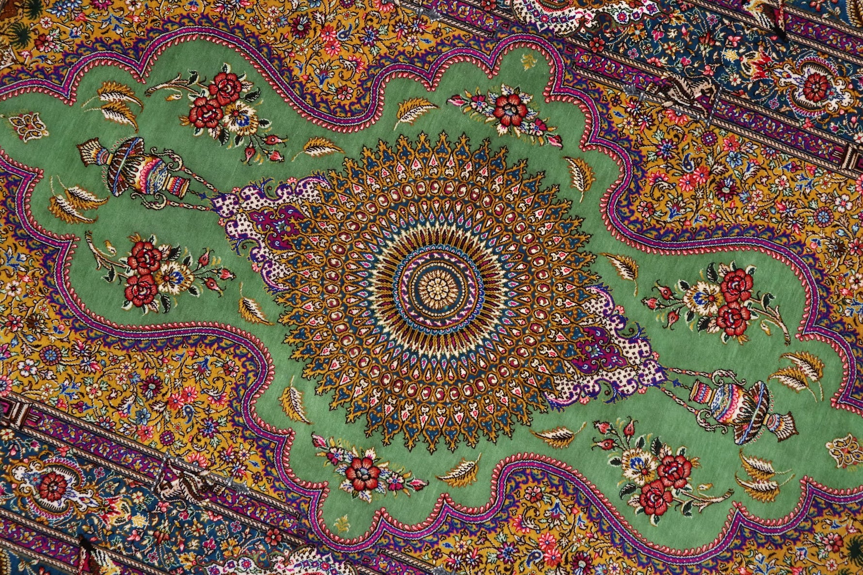 【ジャムシディ工房(マスウード)】名門が描く、黄金と緑の楽園　生命が息づく至高の一枚　クム産シルク　ID25018