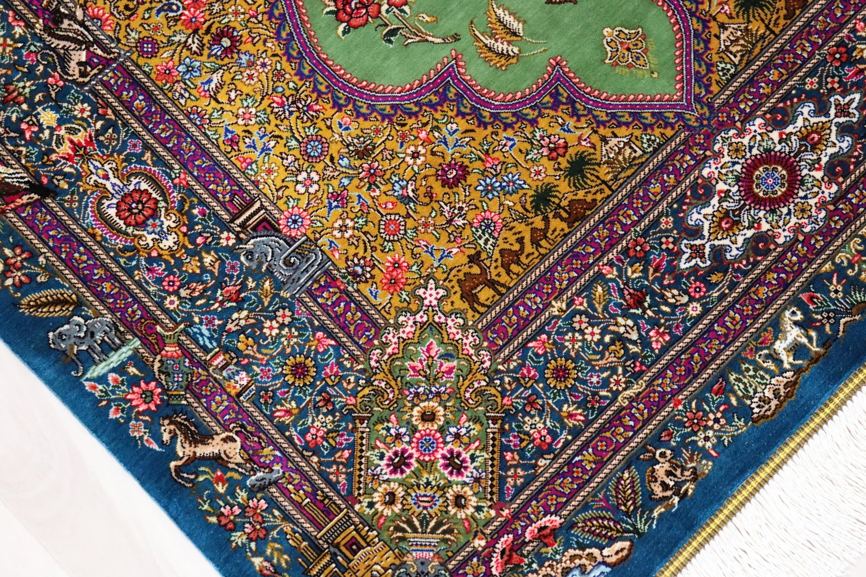 【ジャムシディ工房(マスウード)】名門が描く、黄金と緑の楽園　生命が息づく至高の一枚　クム産シルク　ID25018