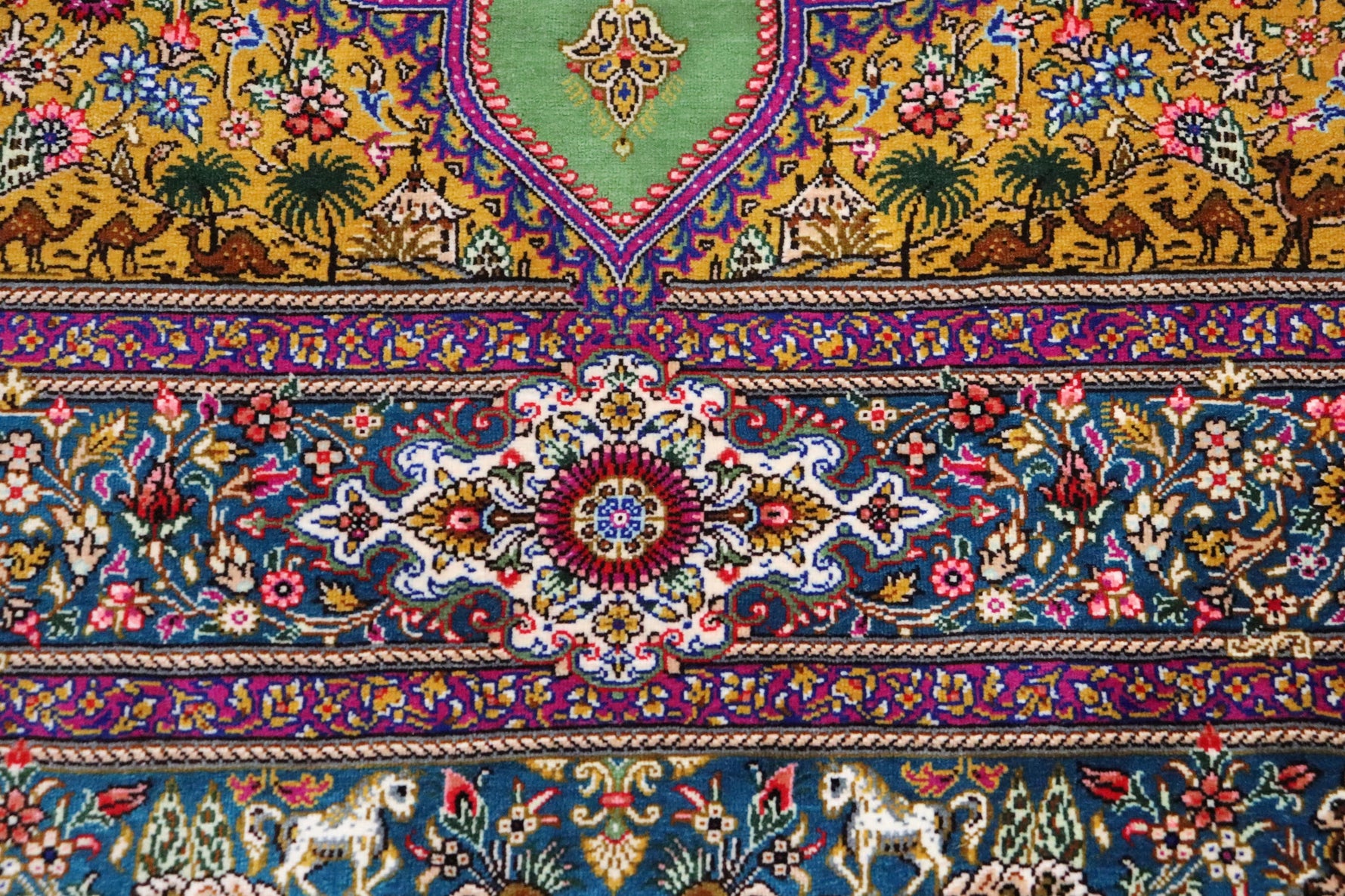 【ジャムシディ工房(マスウード)】名門が描く、黄金と緑の楽園　生命が息づく至高の一枚　クム産シルク　ID25018