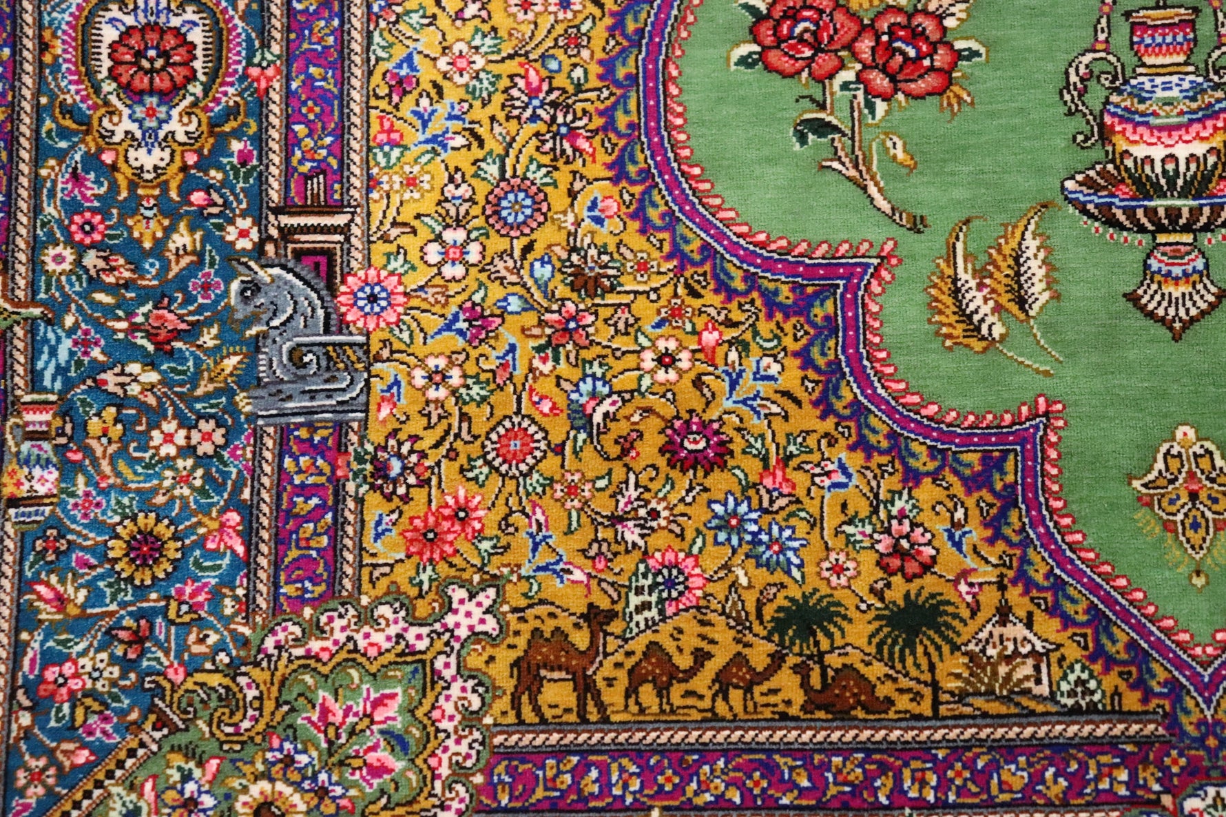 【ジャムシディ工房(マスウード)】名門が描く、黄金と緑の楽園　生命が息づく至高の一枚　クム産シルク　ID25018