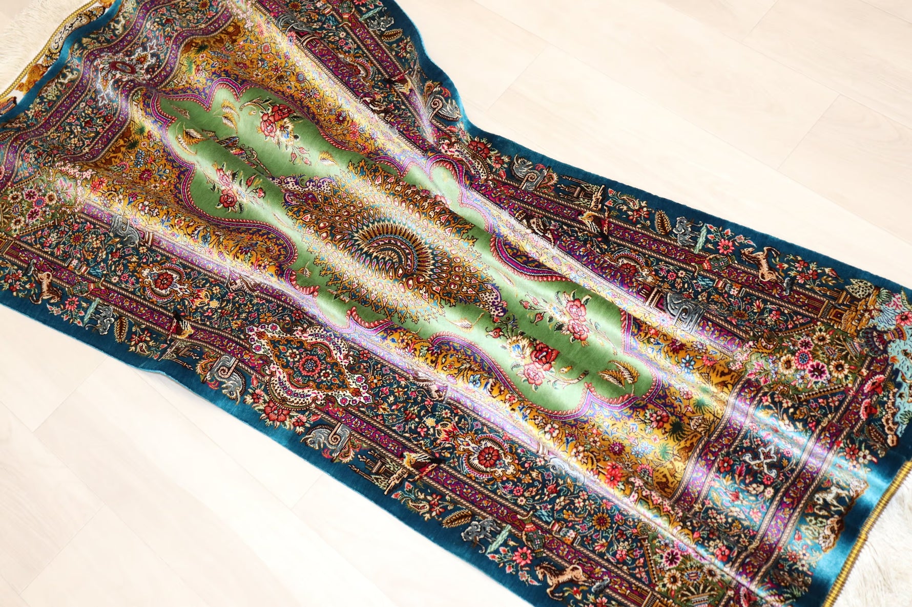 【ジャムシディ工房(マスウード)】名門が描く、黄金と緑の楽園　生命が息づく至高の一枚　クム産シルク　ID25018