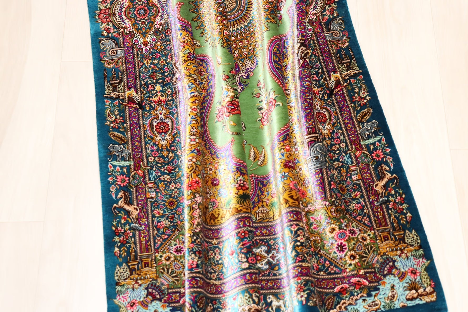 【ジャムシディ工房(マスウード)】名門が描く、黄金と緑の楽園　生命が息づく至高の一枚　クム産シルク　ID25018