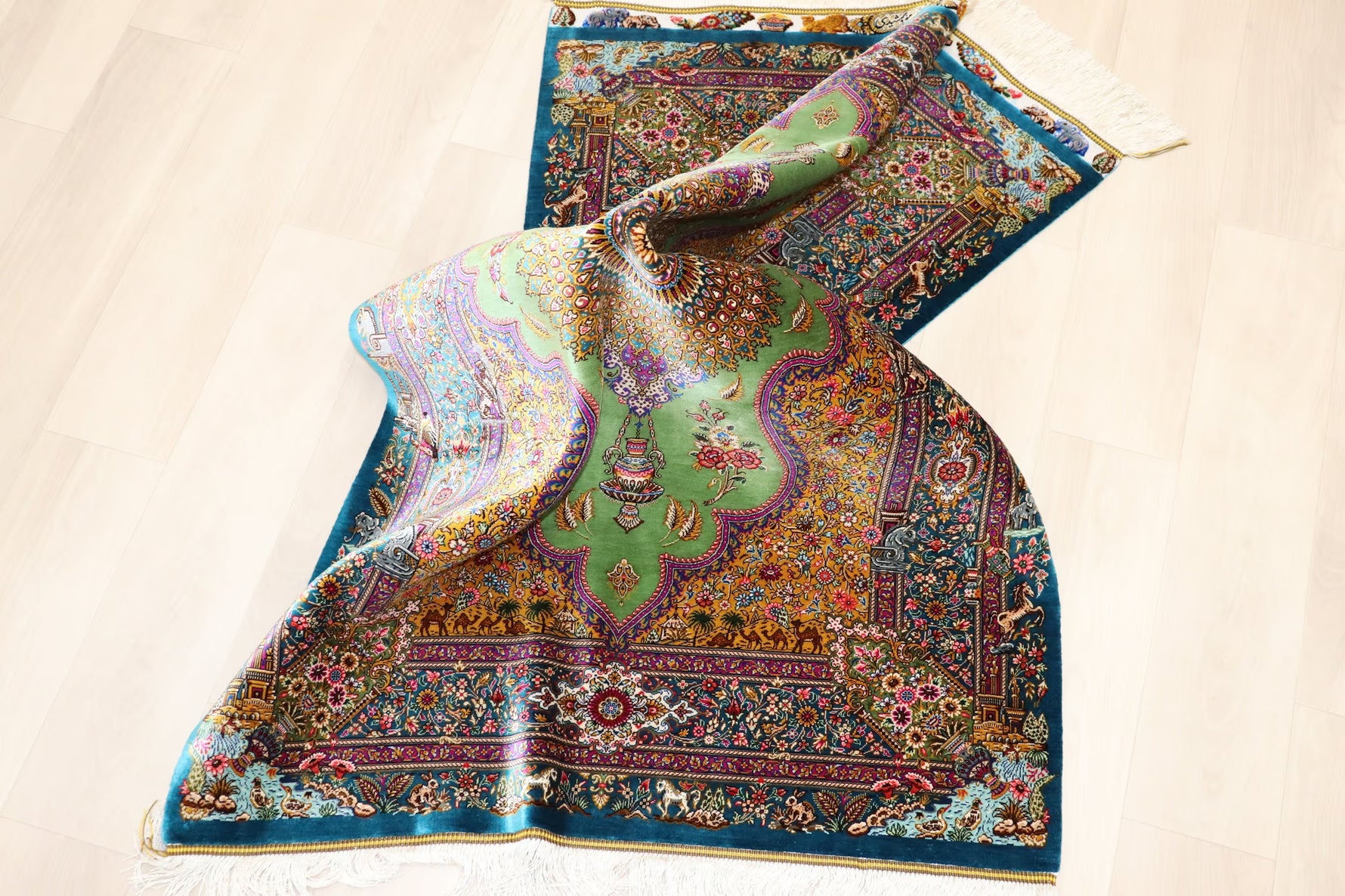 【ジャムシディ工房(マスウード)】名門が描く、黄金と緑の楽園　生命が息づく至高の一枚　クム産シルク　ID25018