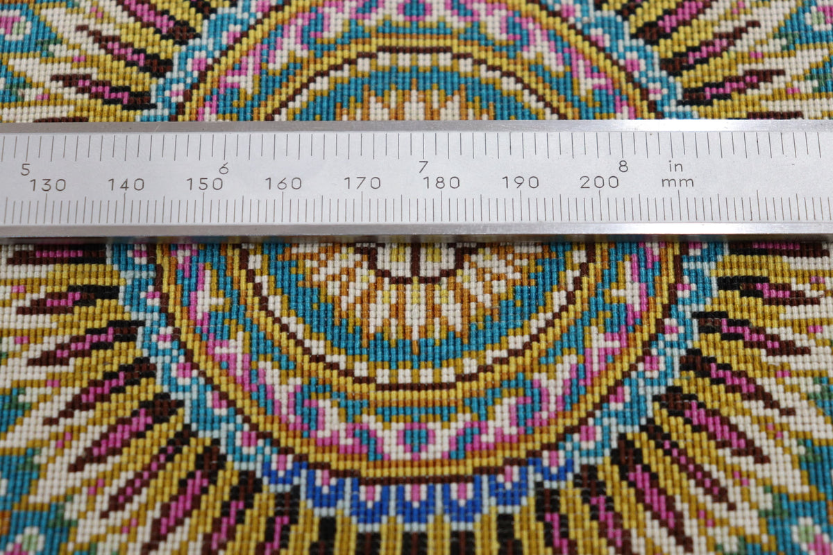 【ジャムシディ工房(マスウード)】名門が描く、黄金と緑の楽園　生命が息づく至高の一枚　クム産シルク　ID25018