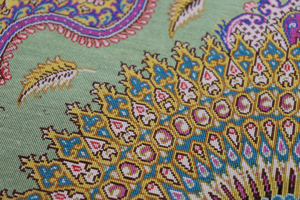 【ジャムシディ工房(マスウード)】名門が描く、黄金と緑の楽園　生命が息づく至高の一枚　クム産シルク　ID25018