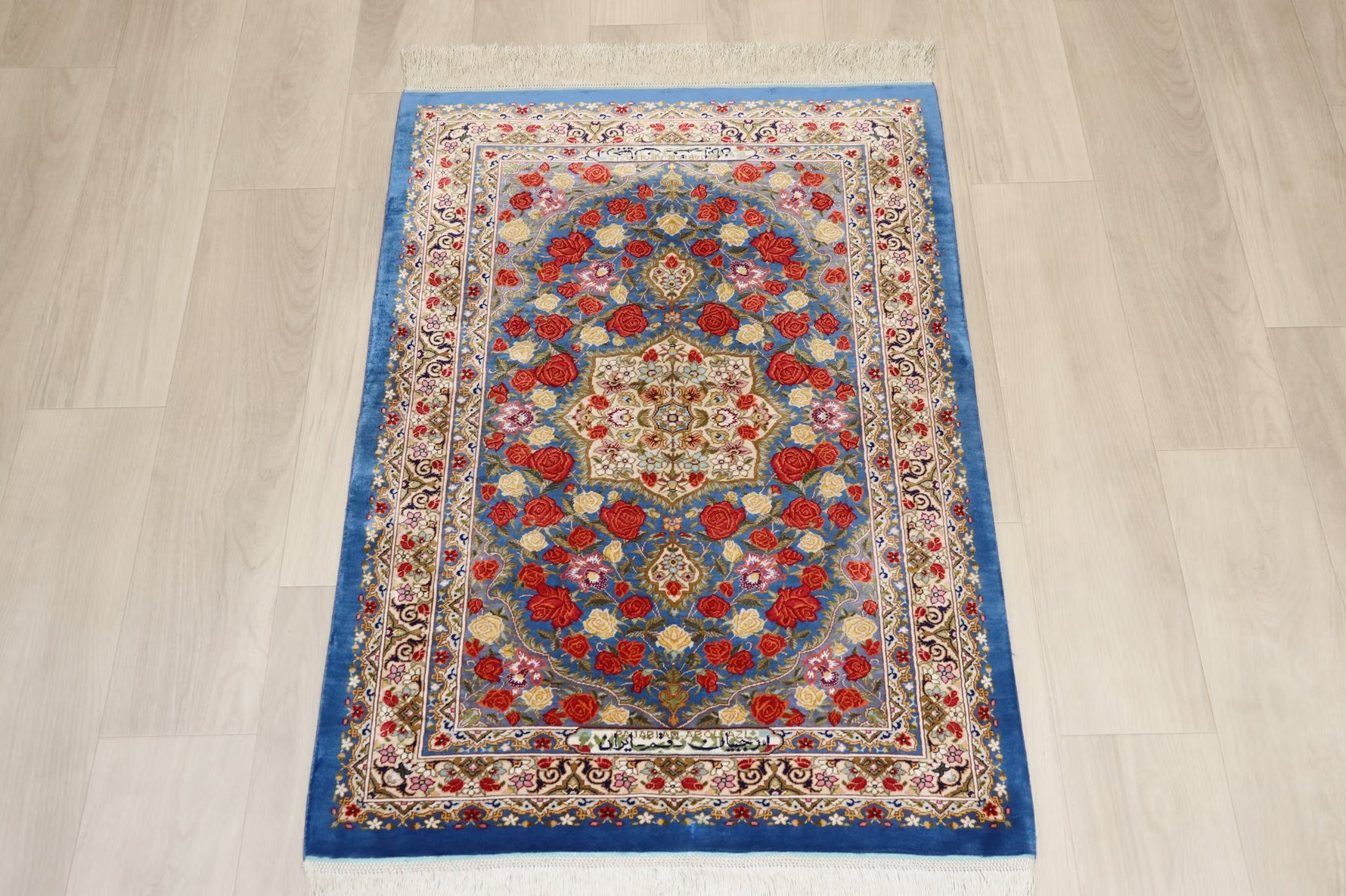 名門【ラジャビアン】鮮やかな青に咲き誇る 赤と黄色の薔薇  美の極致 クム産シルク ID25028