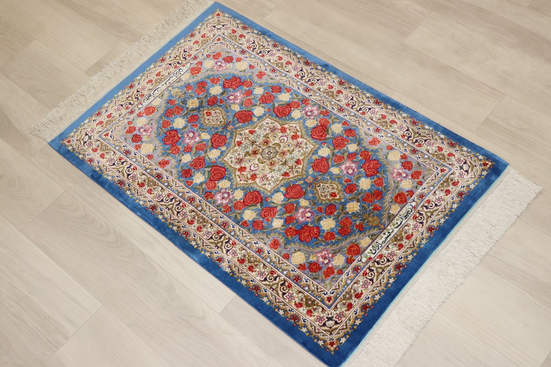 名門【ラジャビアン】鮮やかな青に咲き誇る 赤と黄色の薔薇  美の極致 クム産シルク ID25028