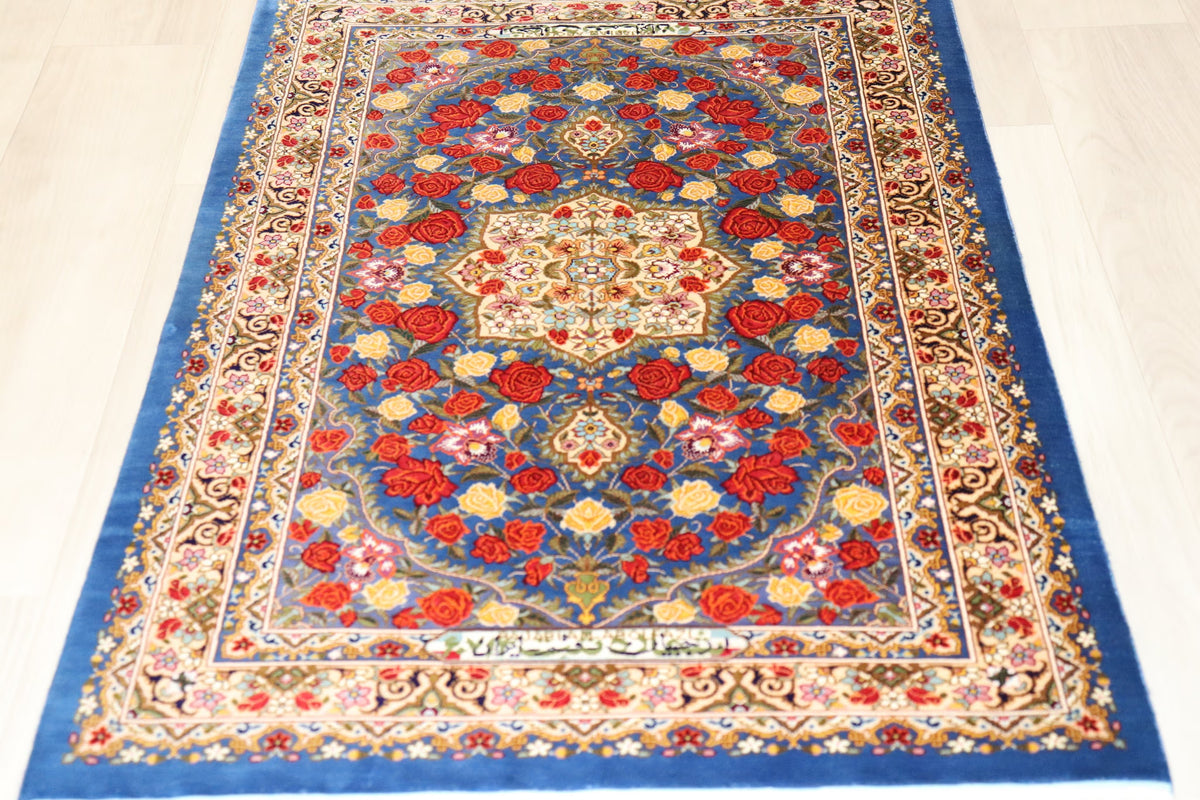 名門【ラジャビアン】鮮やかな青に咲き誇る 赤と黄色の薔薇  美の極致 クム産シルク ID25028