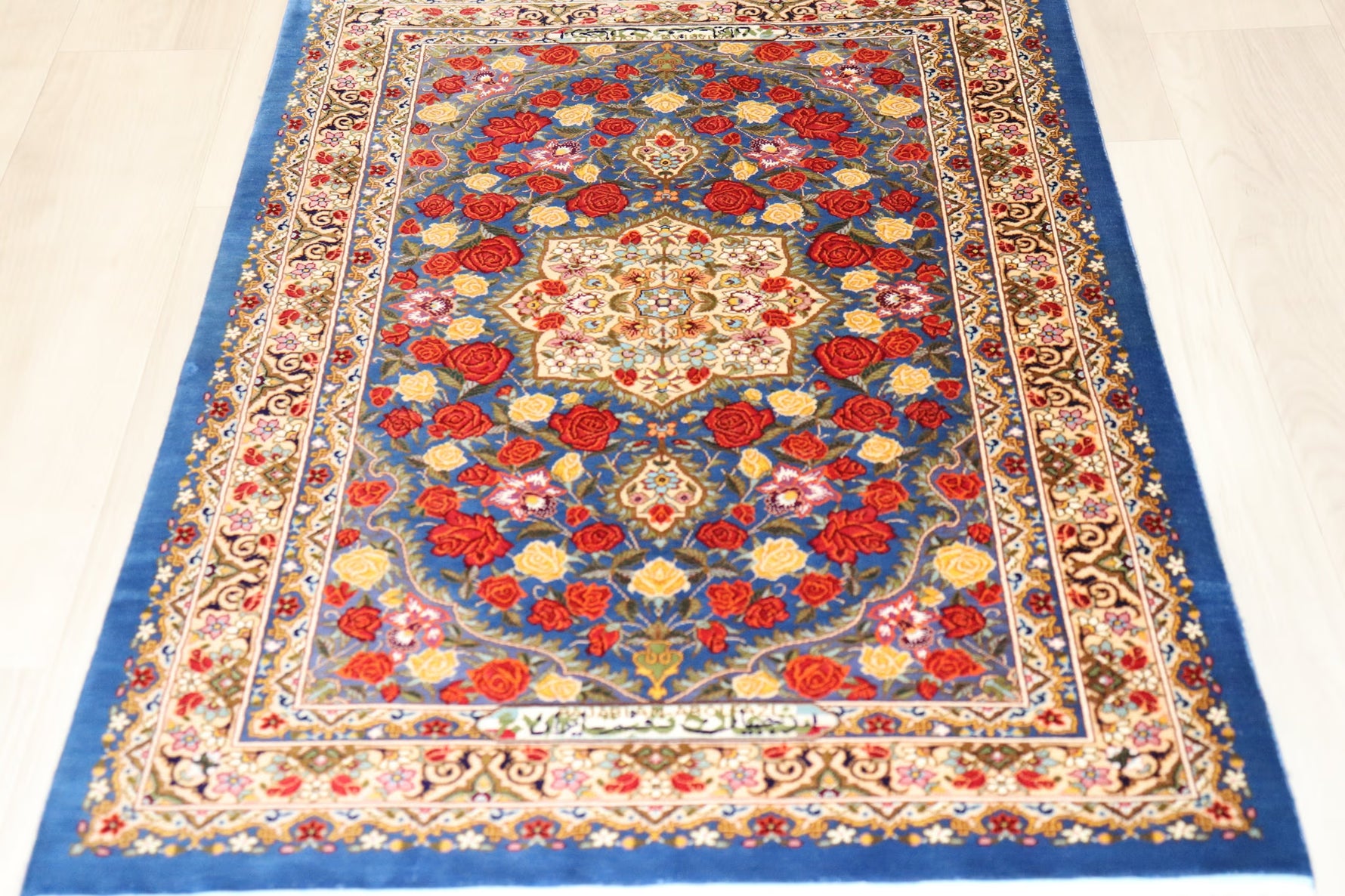 名門【ラジャビアン】鮮やかな青に咲き誇る 赤と黄色の薔薇  美の極致 クム産シルク ID25028