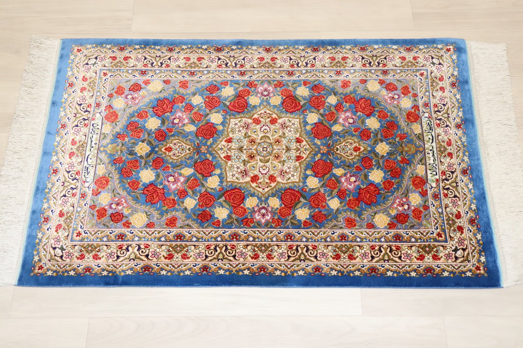 名門【ラジャビアン】鮮やかな青に咲き誇る 赤と黄色の薔薇  美の極致 クム産シルク ID25028