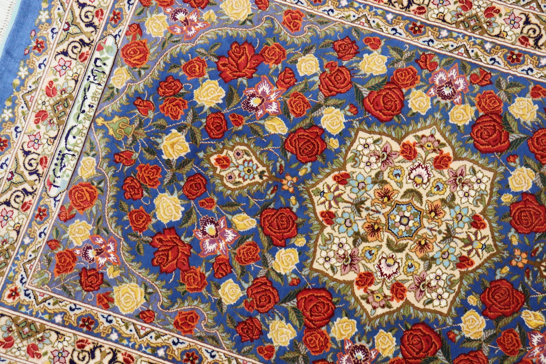 名門【ラジャビアン】鮮やかな青に咲き誇る 赤と黄色の薔薇  美の極致 クム産シルク ID25028