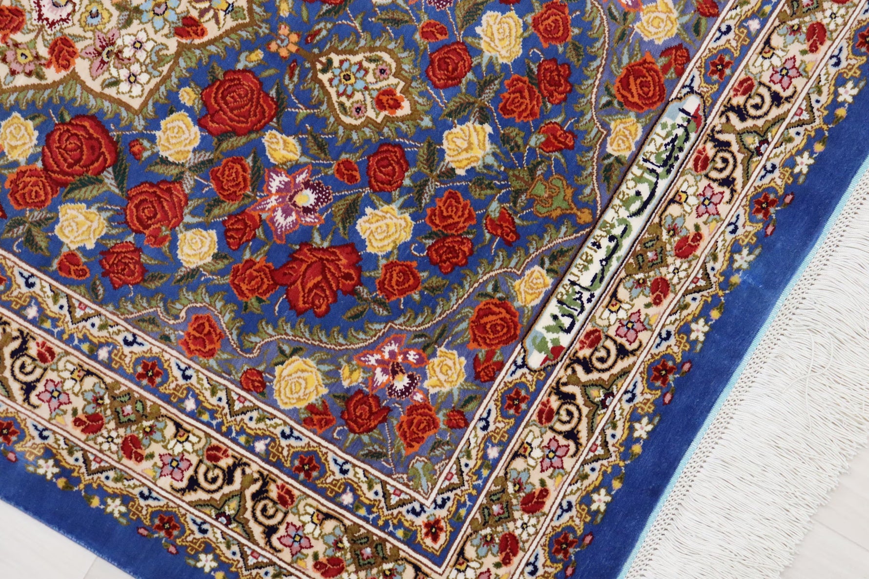 名門【ラジャビアン】鮮やかな青に咲き誇る 赤と黄色の薔薇  美の極致 クム産シルク ID25028