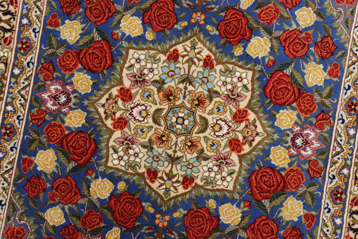 名門【ラジャビアン】鮮やかな青に咲き誇る 赤と黄色の薔薇  美の極致 クム産シルク ID25028