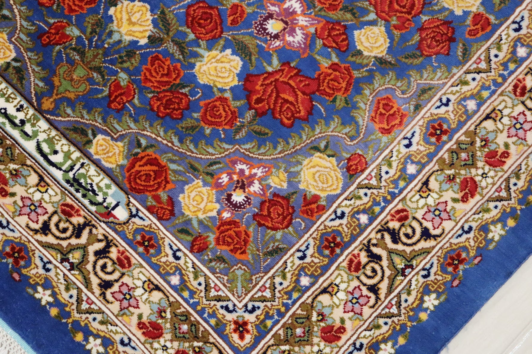 名門【ラジャビアン】鮮やかな青に咲き誇る 赤と黄色の薔薇  美の極致 クム産シルク ID25028