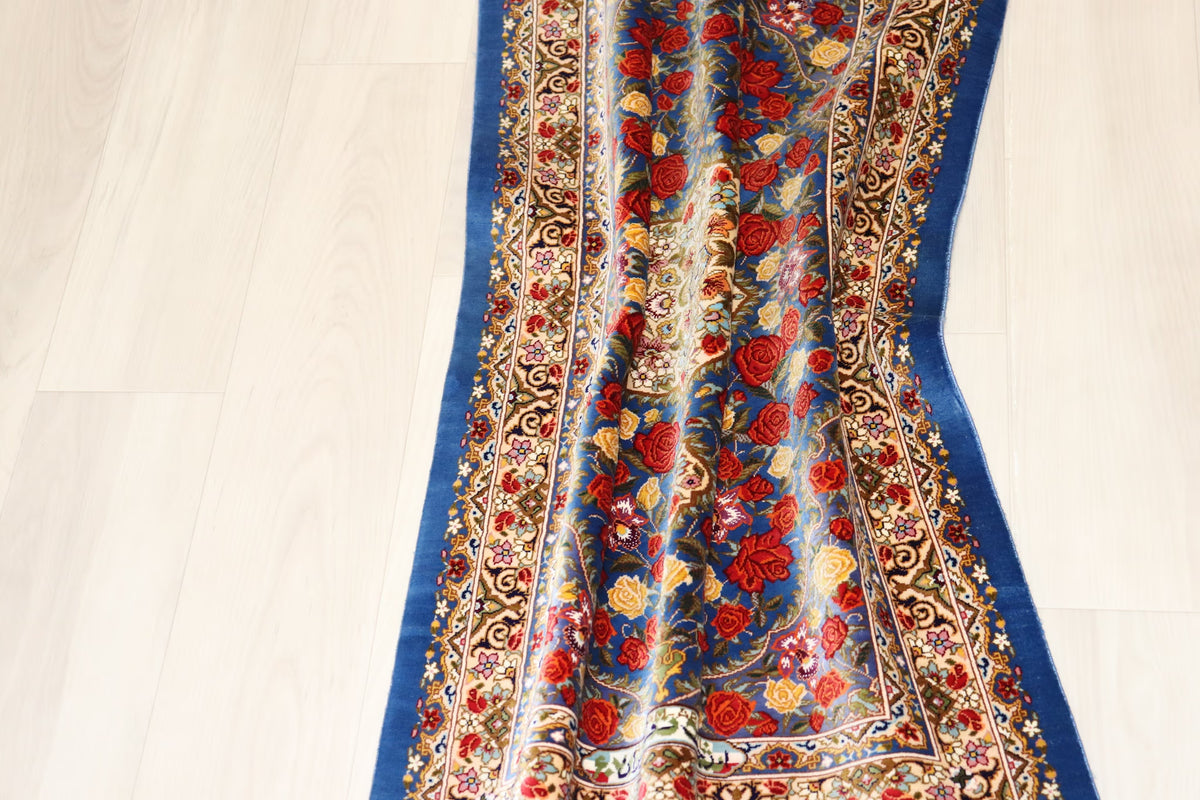 名門【ラジャビアン】鮮やかな青に咲き誇る 赤と黄色の薔薇  美の極致 クム産シルク ID25028