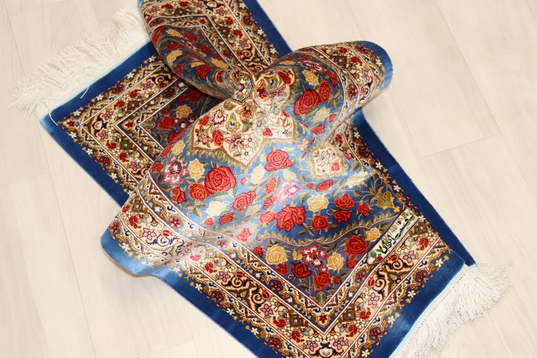 名門【ラジャビアン】鮮やかな青に咲き誇る 赤と黄色の薔薇  美の極致 クム産シルク ID25028