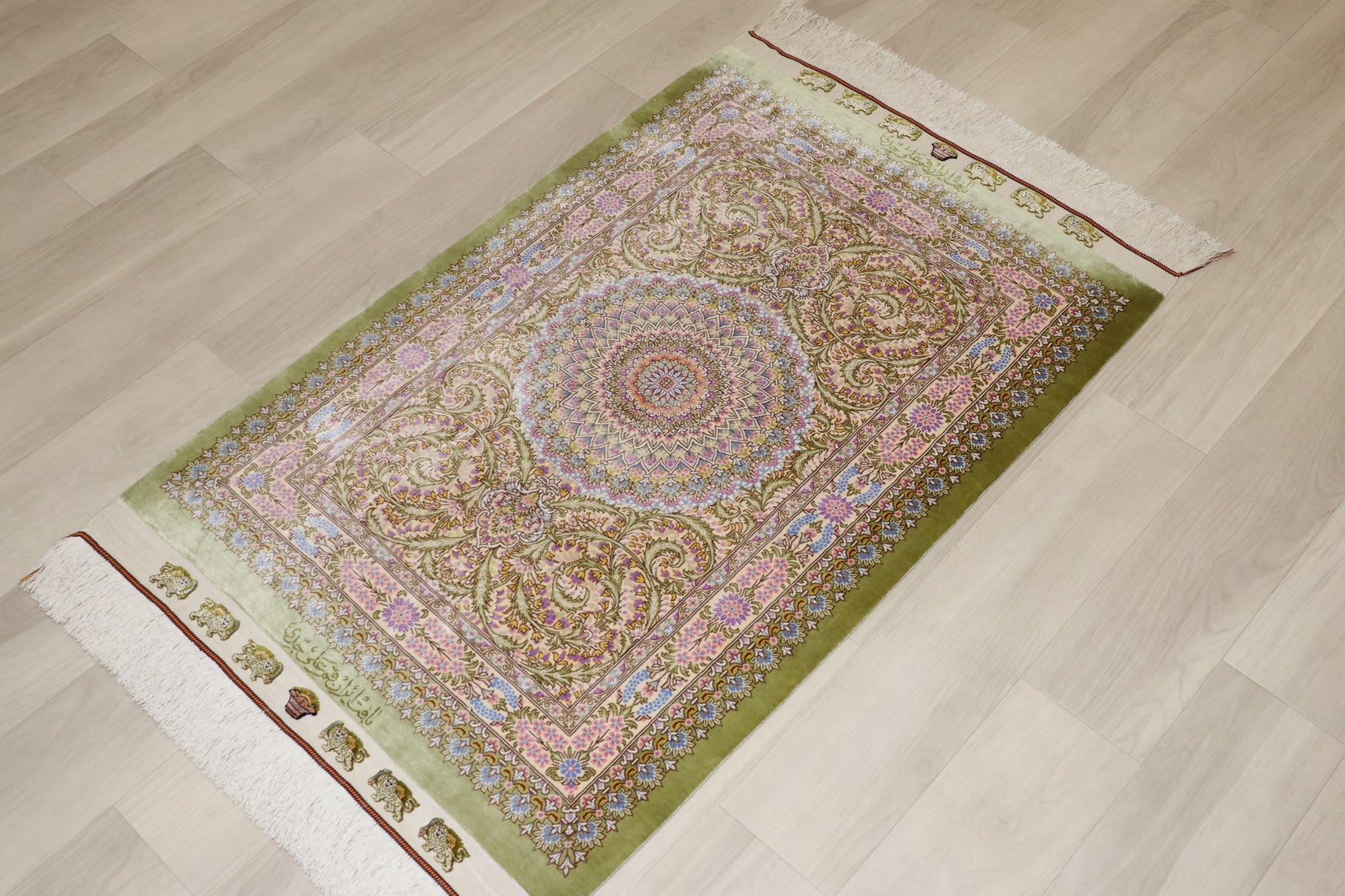 【ジェッディ工房】黄金の光を纏う、至福のグリーンクリームカラー 空間を優しく照らす一枚 ID25029