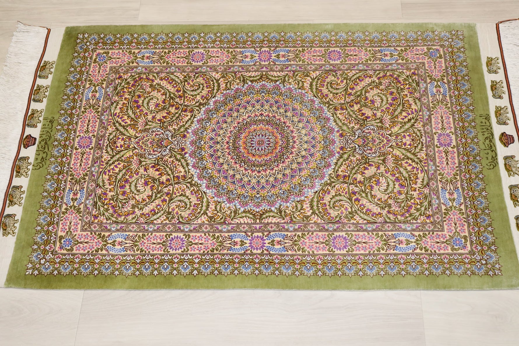 【ジェッディ工房】黄金の光を纏う、至福のグリーンクリームカラー 空間を優しく照らす一枚 ID25029