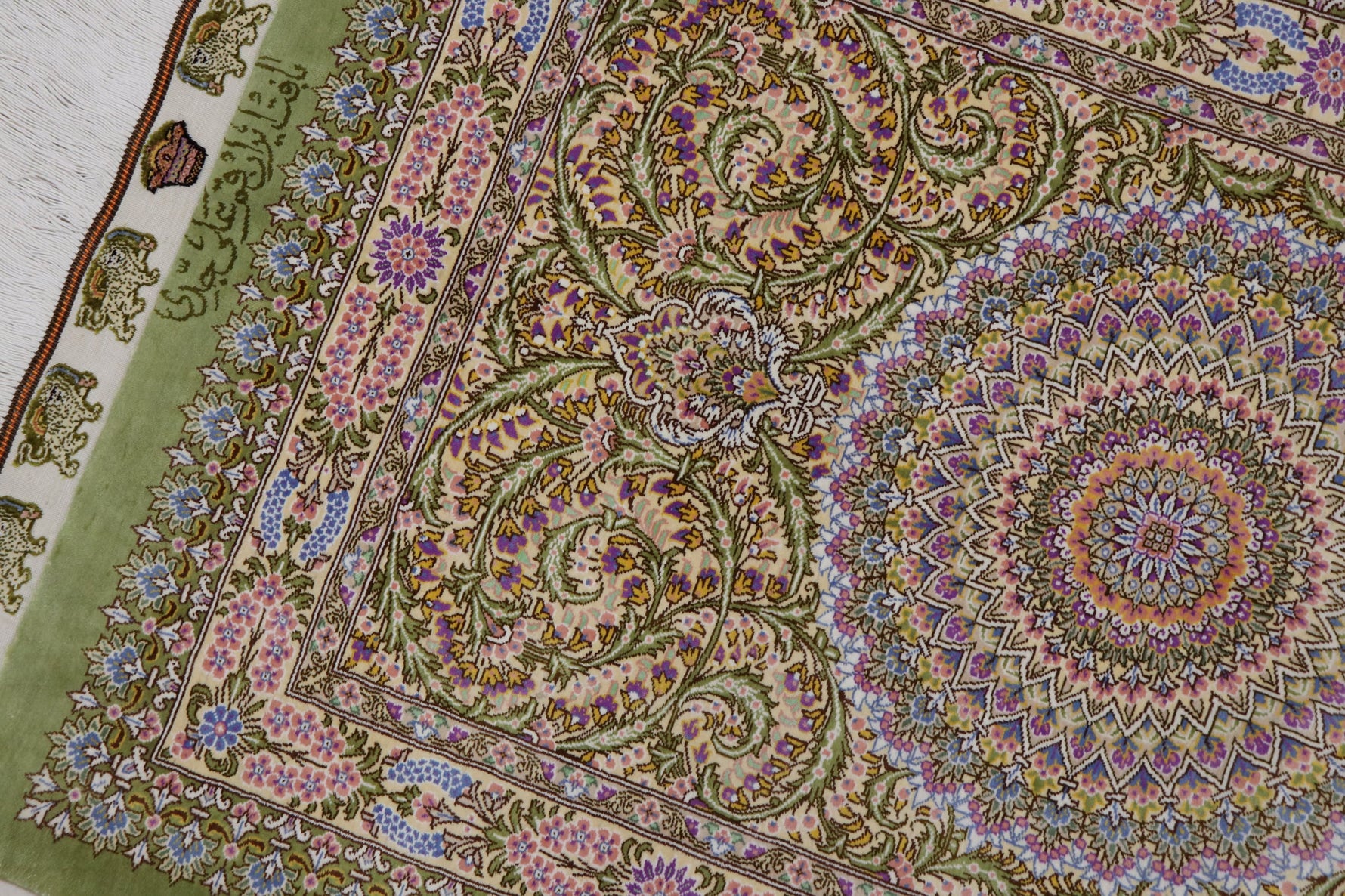 【ジェッディ工房】黄金の光を纏う、至福のグリーンクリームカラー 空間を優しく照らす一枚 ID25029