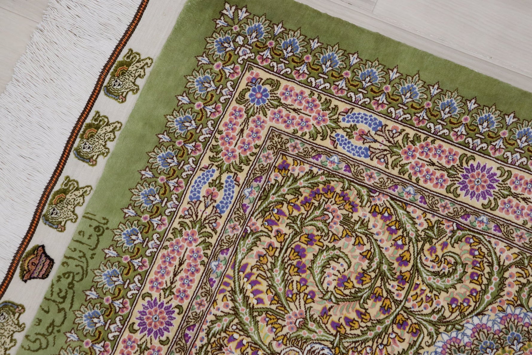 【ジェッディ工房】黄金の光を纏う、至福のグリーンクリームカラー 空間を優しく照らす一枚 ID25029