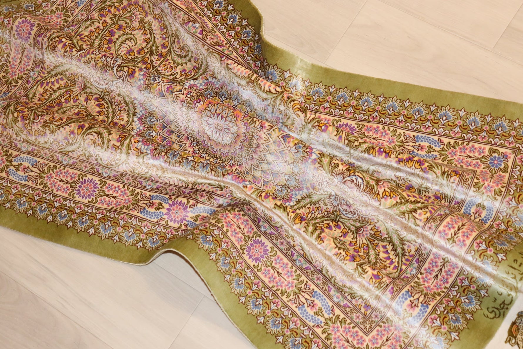 【ジェッディ工房】黄金の光を纏う、至福のグリーンクリームカラー 空間を優しく照らす一枚 ID25029