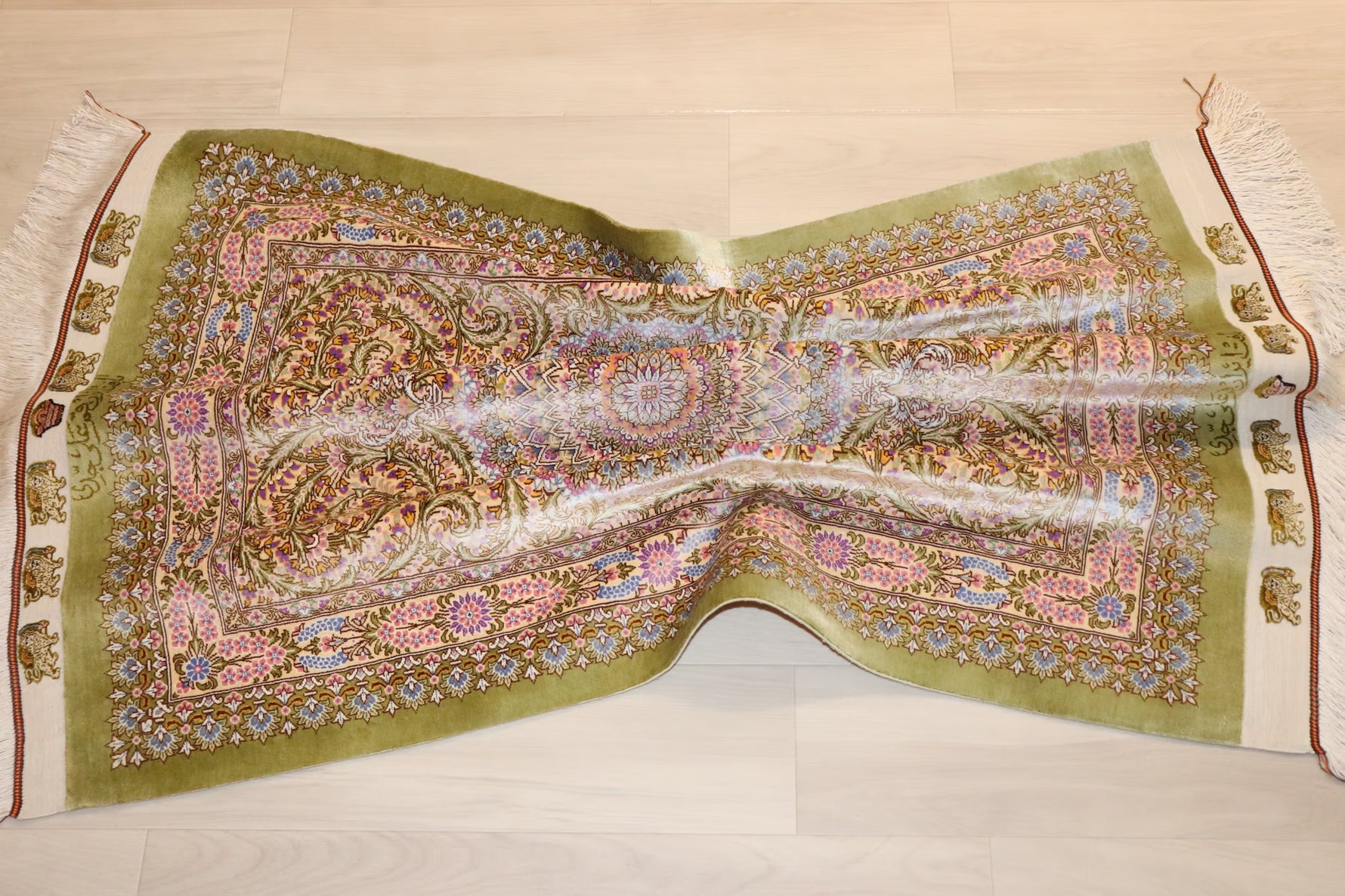 【ジェッディ工房】黄金の光を纏う、至福のグリーンクリームカラー 空間を優しく照らす一枚 ID25029