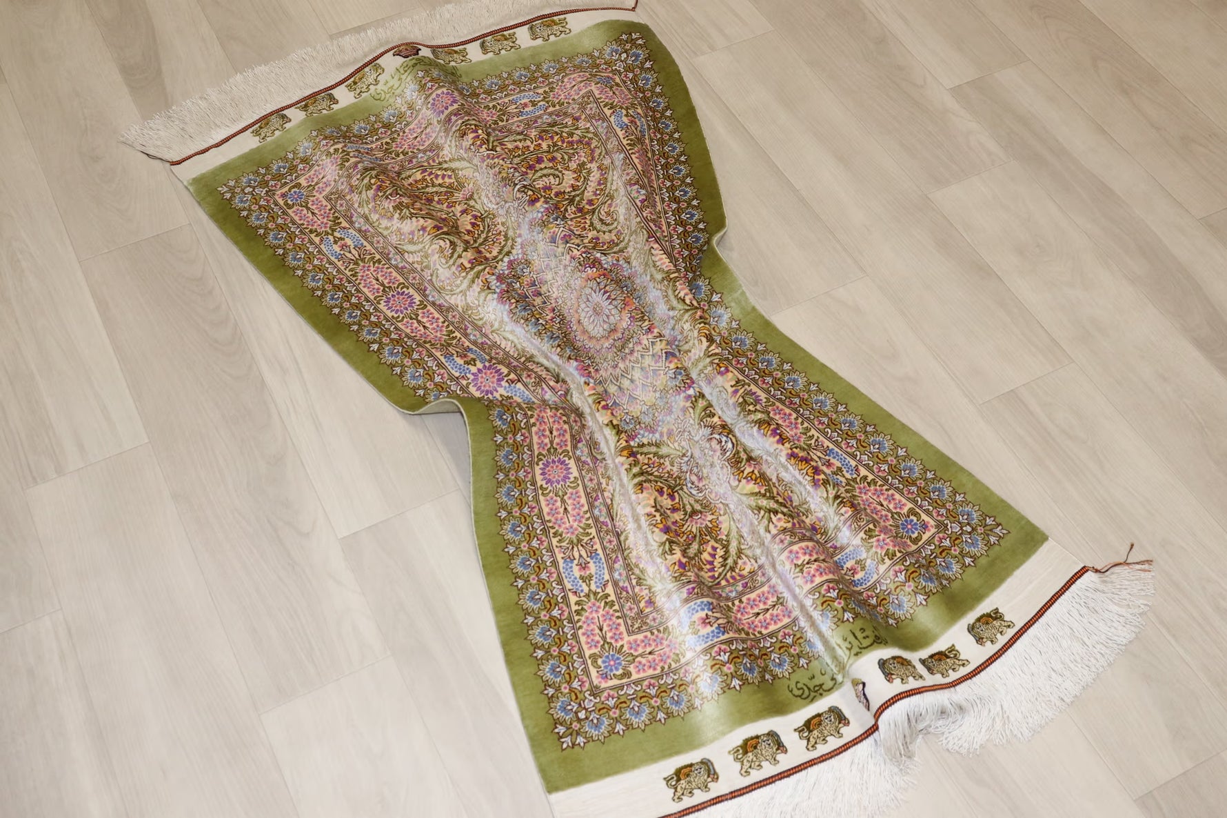 【ジェッディ工房】黄金の光を纏う、至福のグリーンクリームカラー 空間を優しく照らす一枚 ID25029