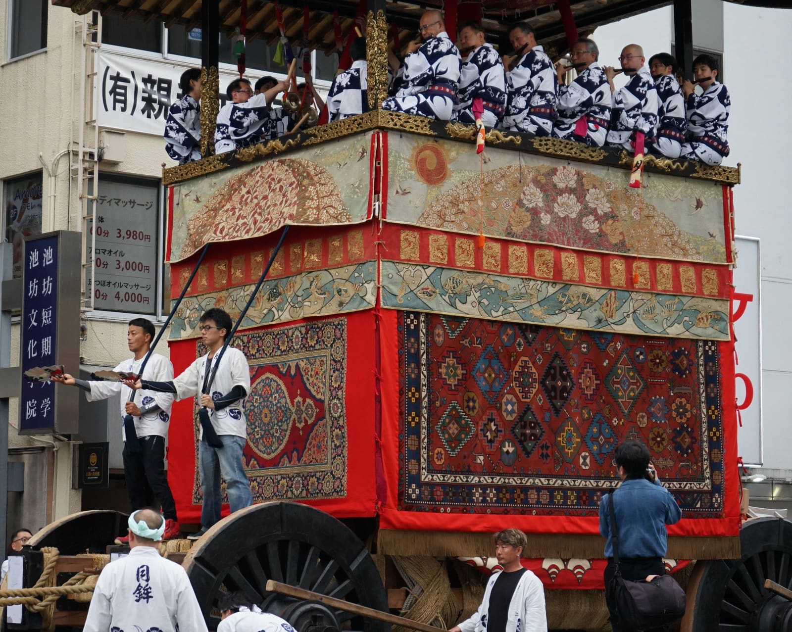 京都祇園祭の山鉾を飾るオリエンタル絨毯 — 日本に伝来したペルシャ絨毯文化
