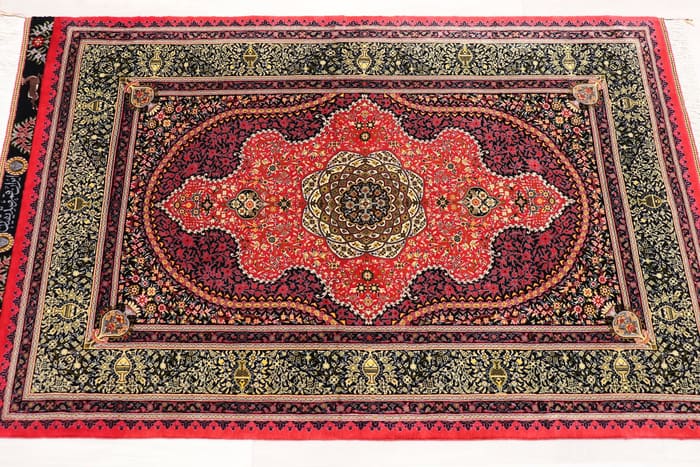 【セディギヤン工房】赤と黒の「Lachak Toranj」ペルシャ絨毯 クム産 シルク 100%  ID25010